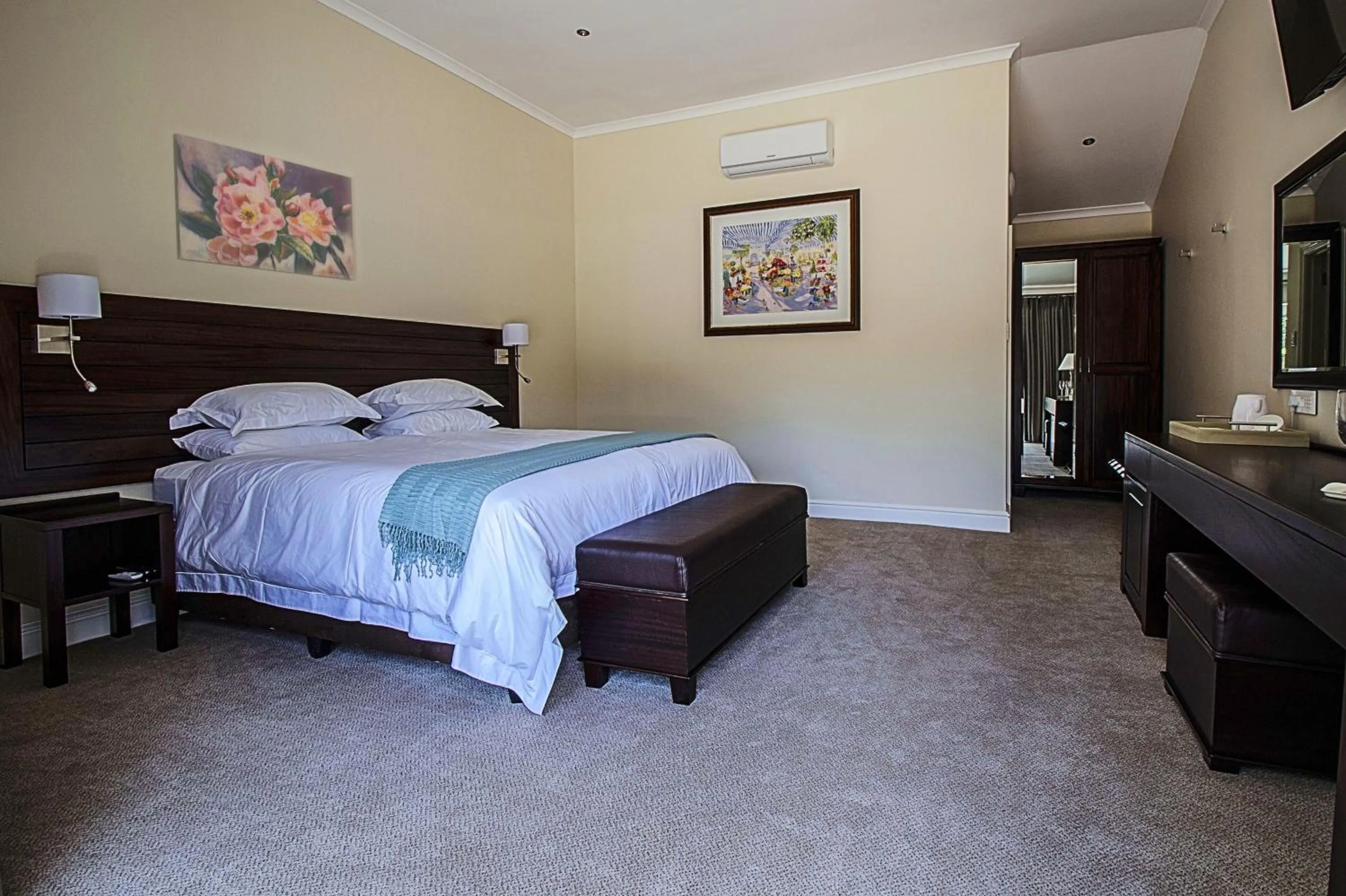 Bedroom, Bed in Clos Malverne Wine Estate