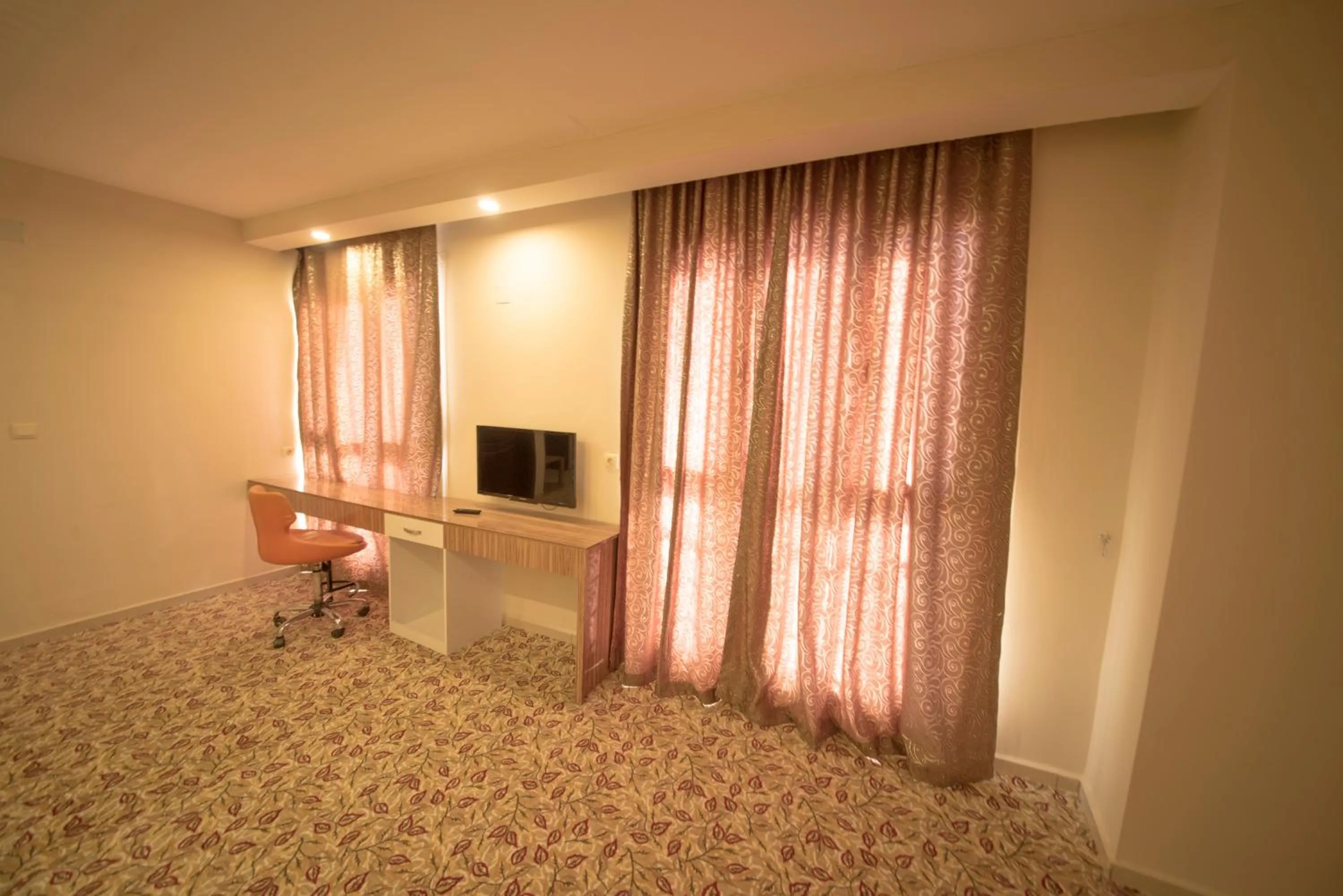 Photo of the whole room in Osmaniye Hanedan Otel