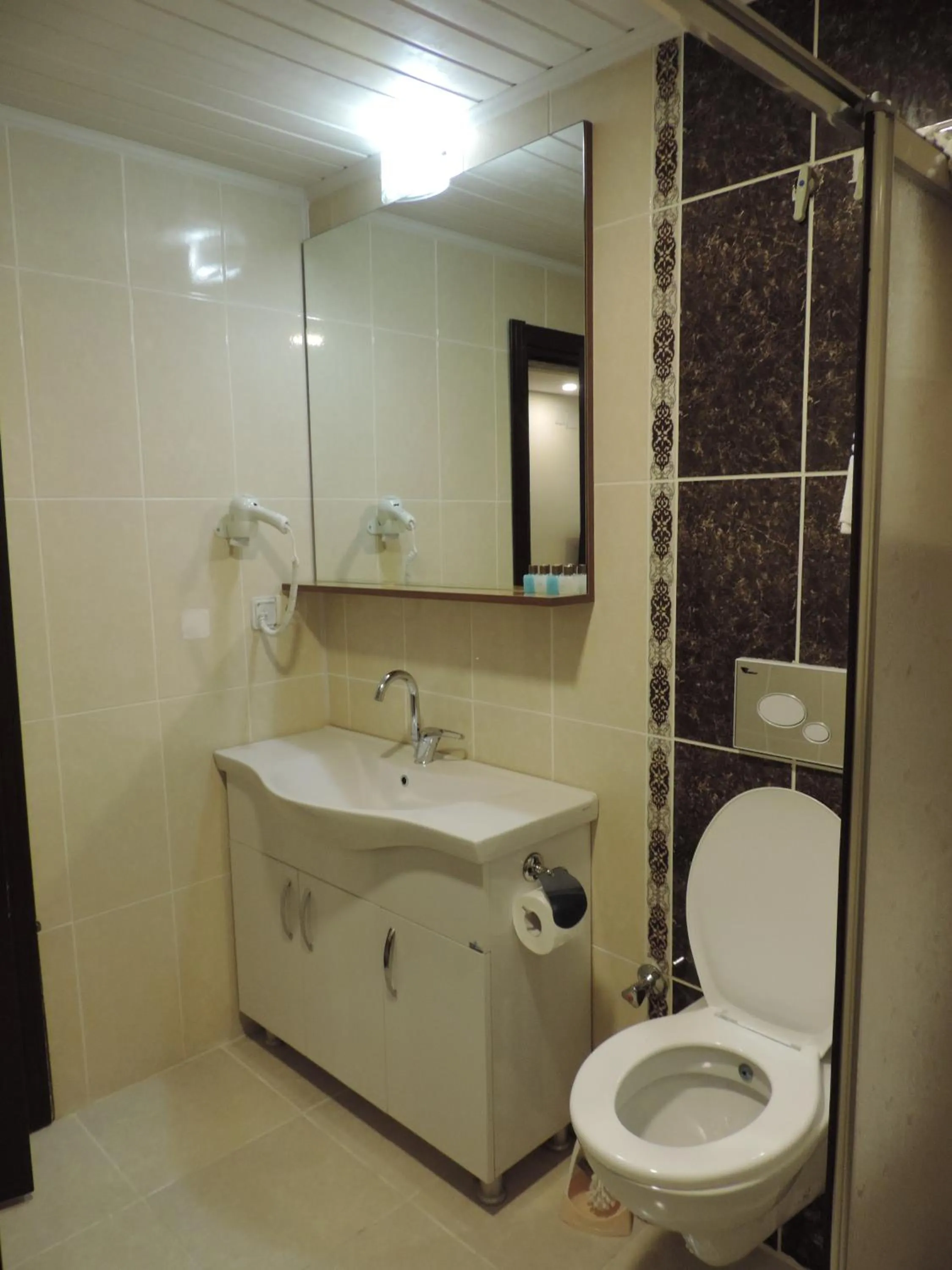 Photo of the whole room in Osmaniye Hanedan Otel