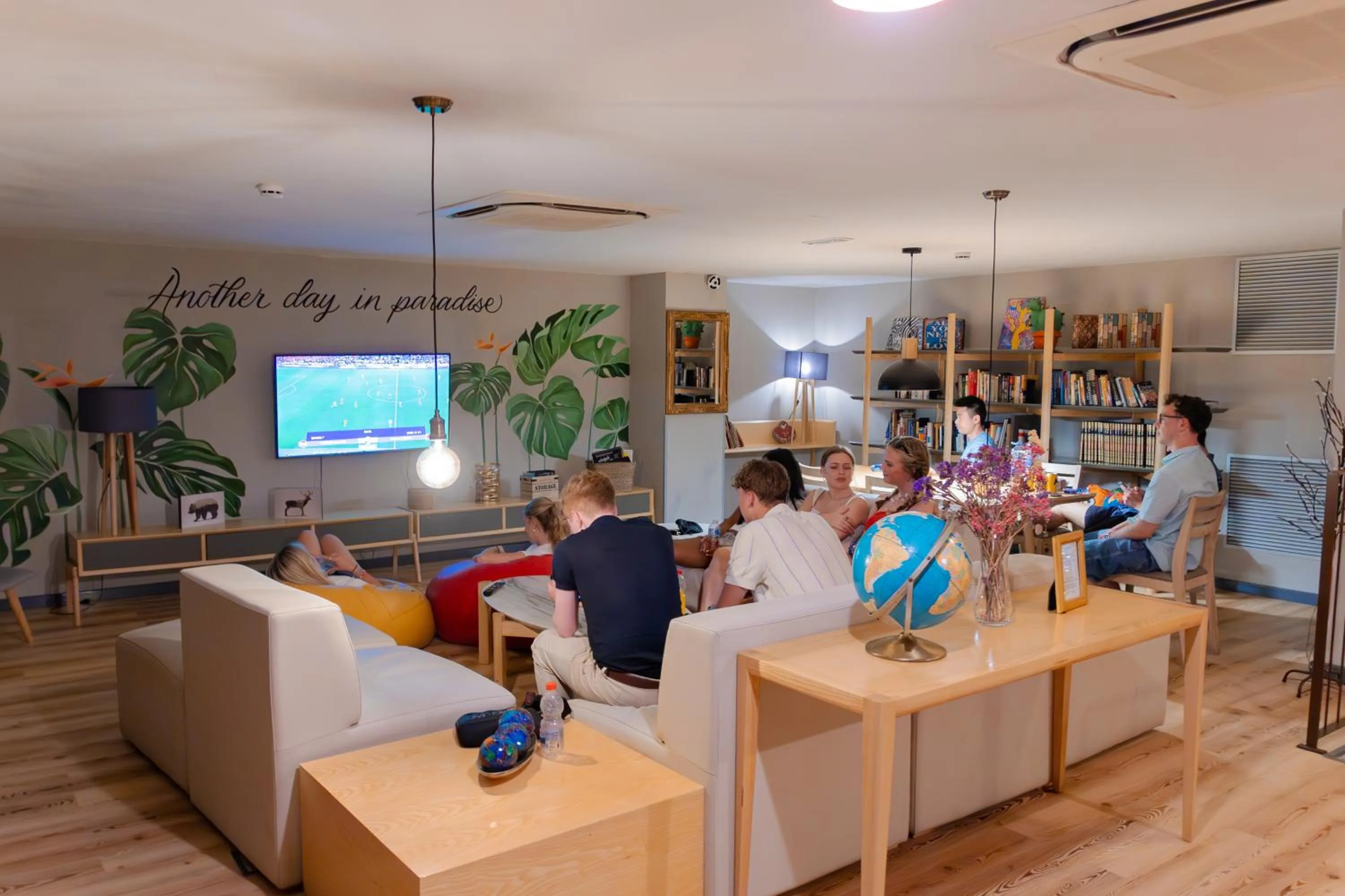 Communal lounge/ TV room in Yeah Barcelona Hostel