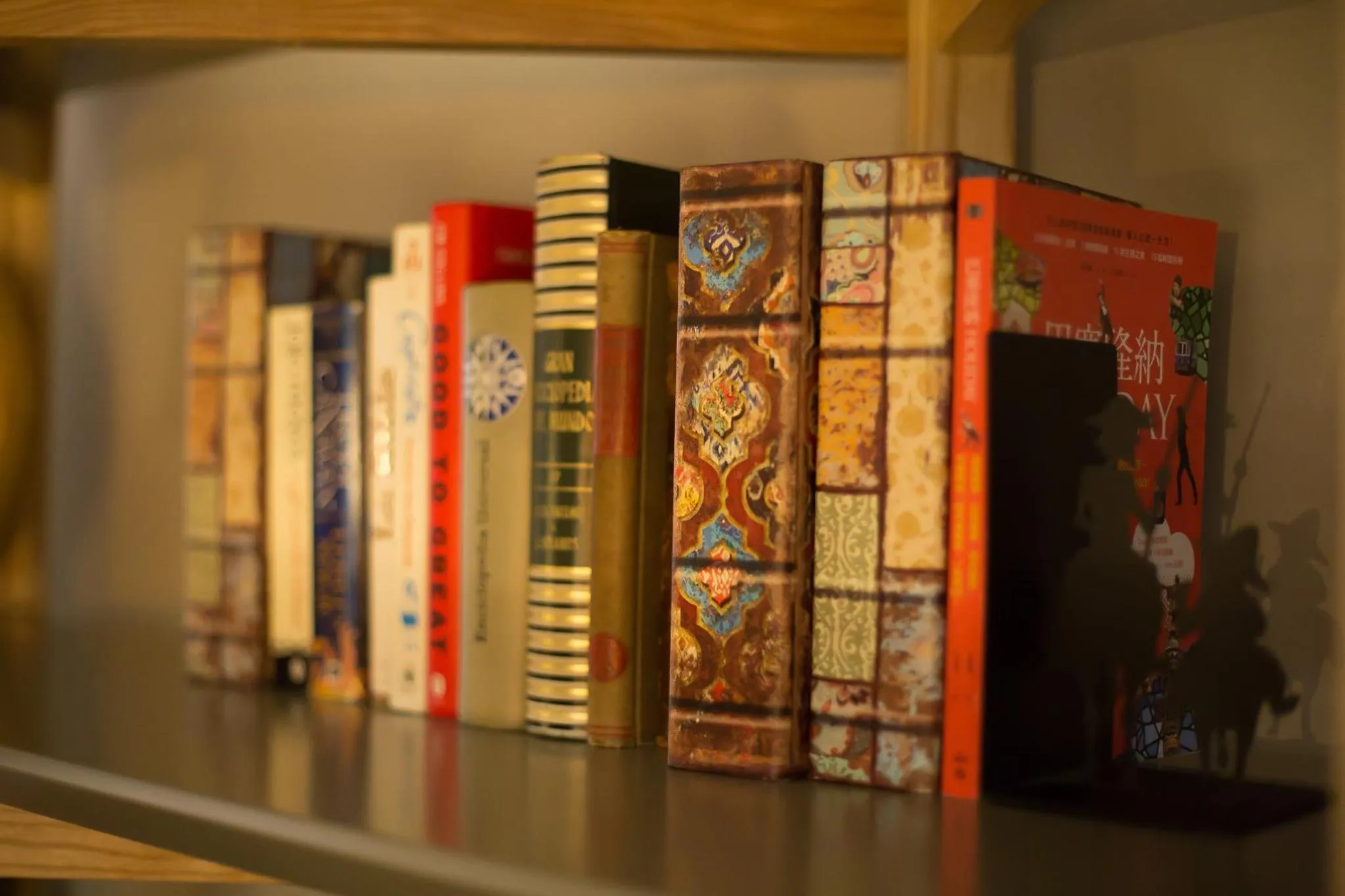 Library in Yeah Barcelona Hostel