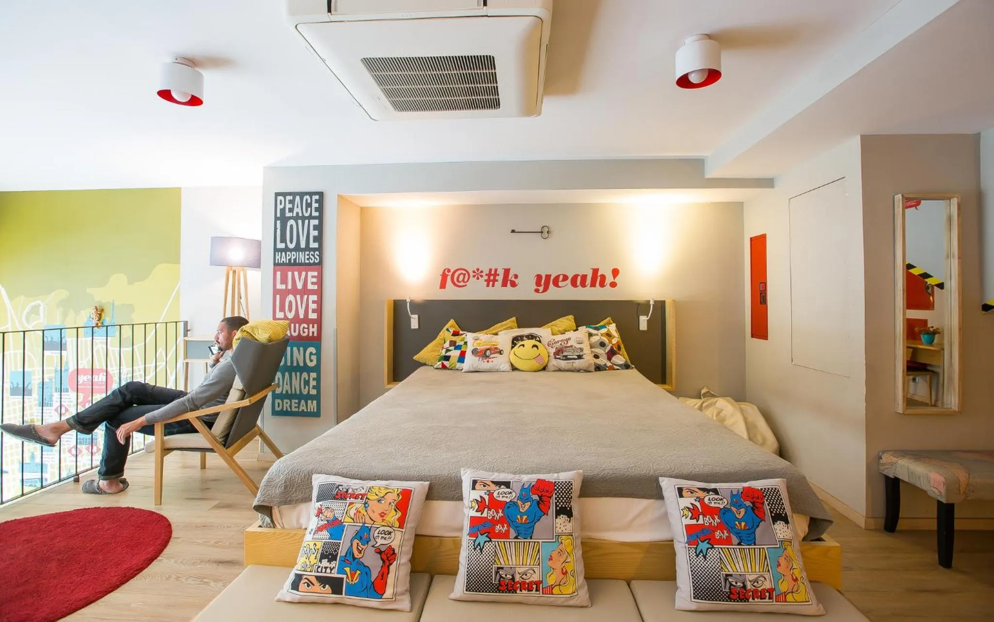 Communal lounge/ TV room, Bed in Yeah Barcelona Hostel
