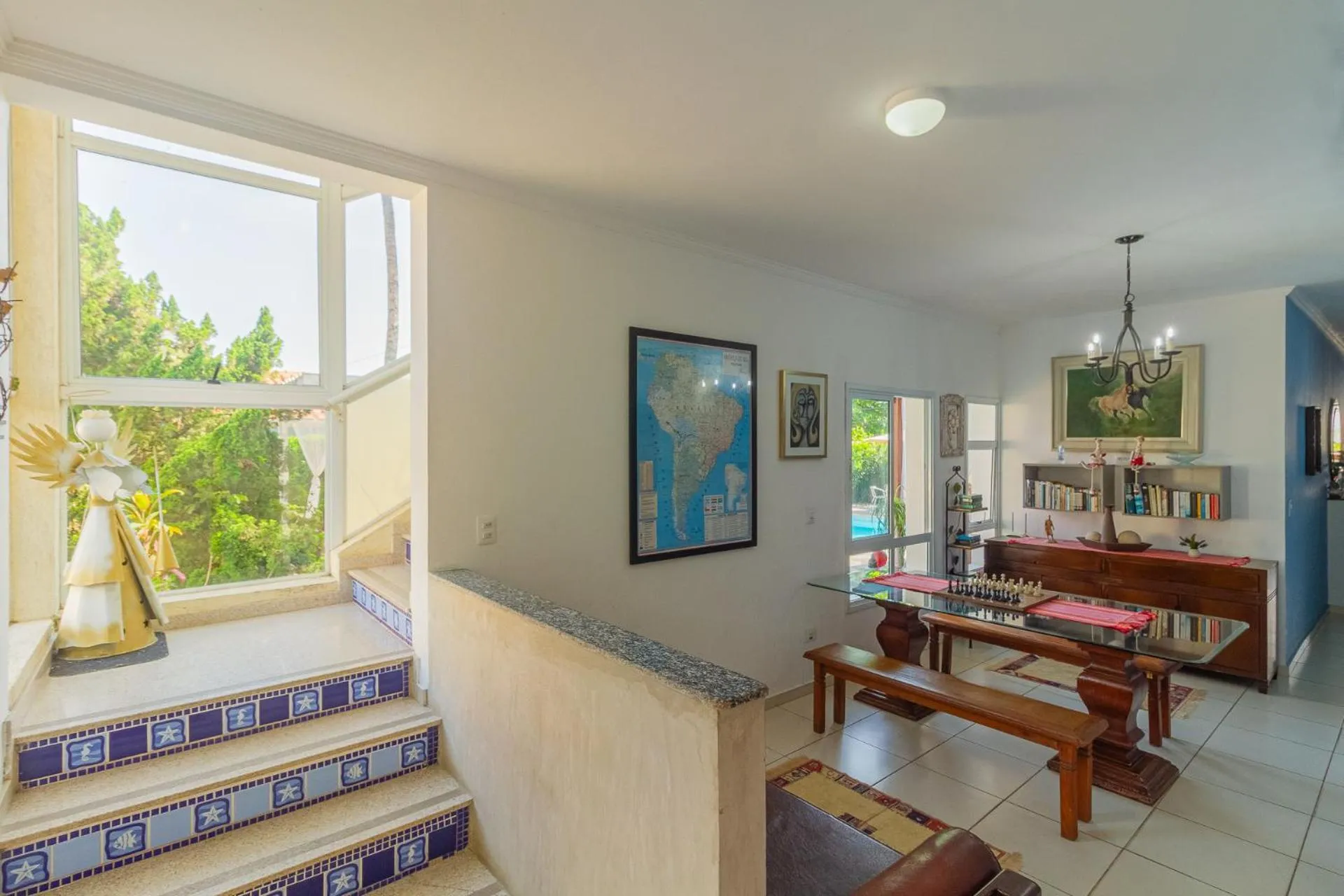 Communal lounge/ TV room in Guarujá Hostel