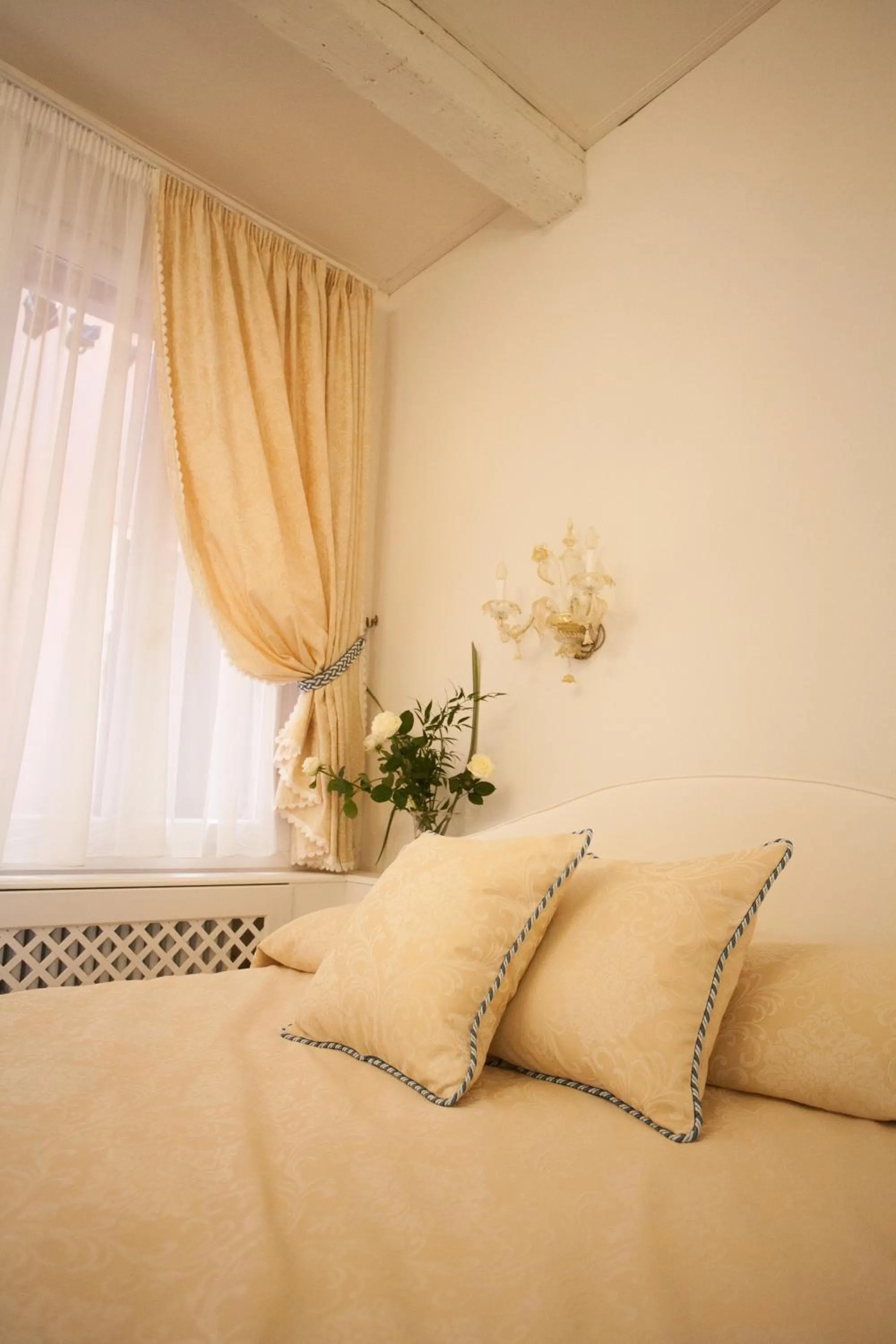 Decorative detail, Bed in Antico Mercato