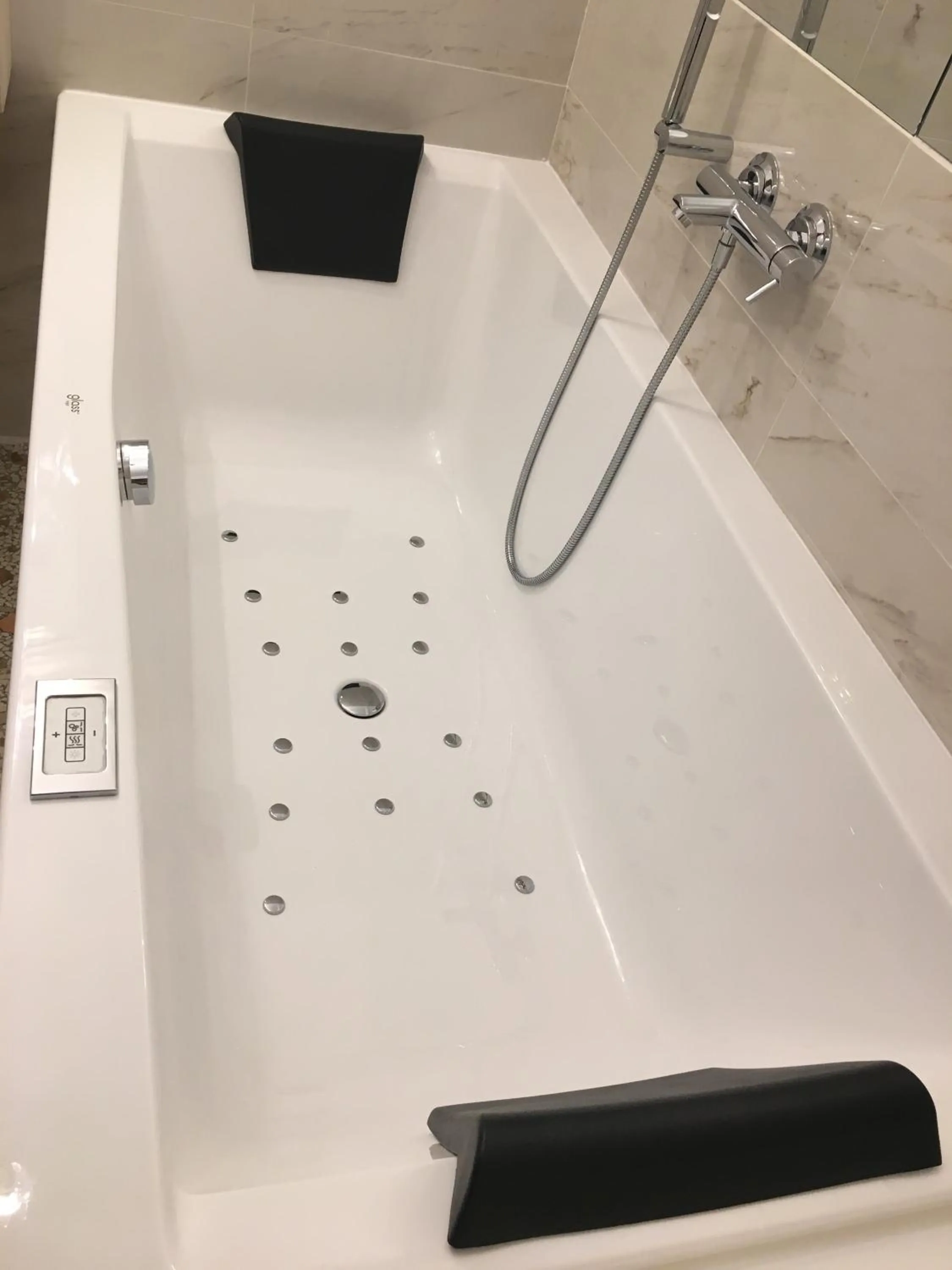 Hot Tub in Antico Mercato