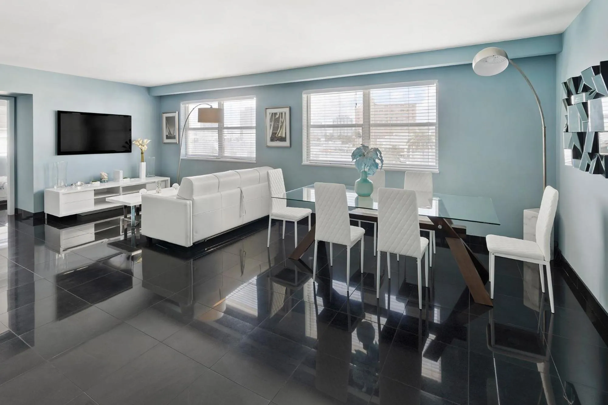 Dining area, Bed in Casa Grande Suites on Ocean Drive