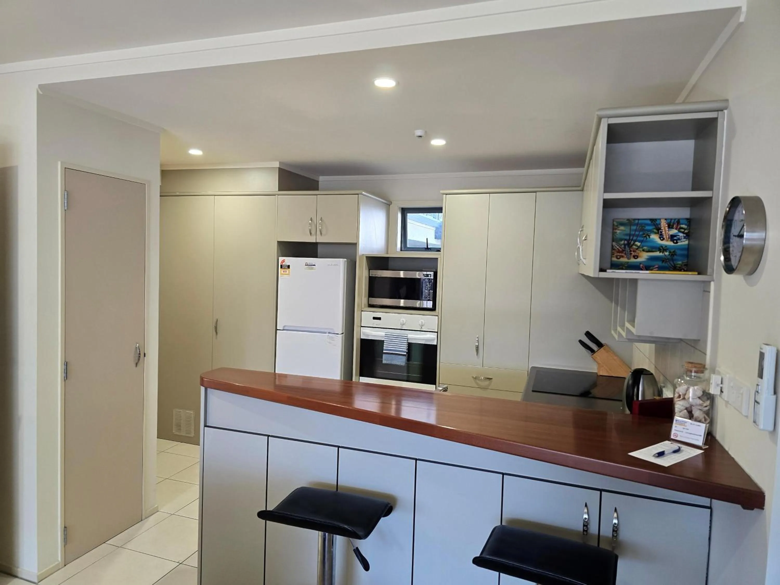 Kitchen or kitchenette in Beachpoint Apartments