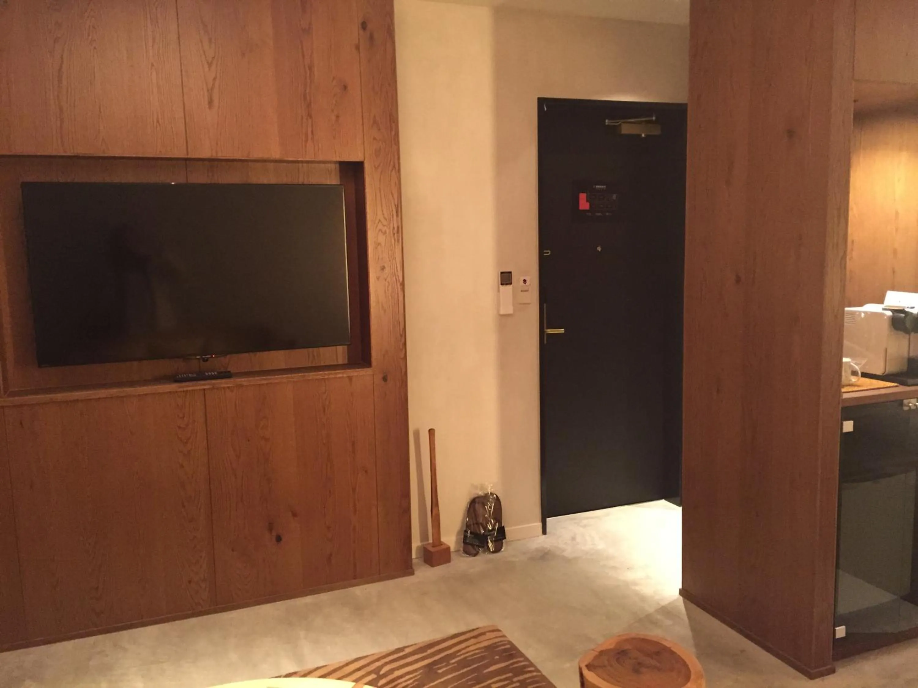 TV and multimedia in The Wall Hotel