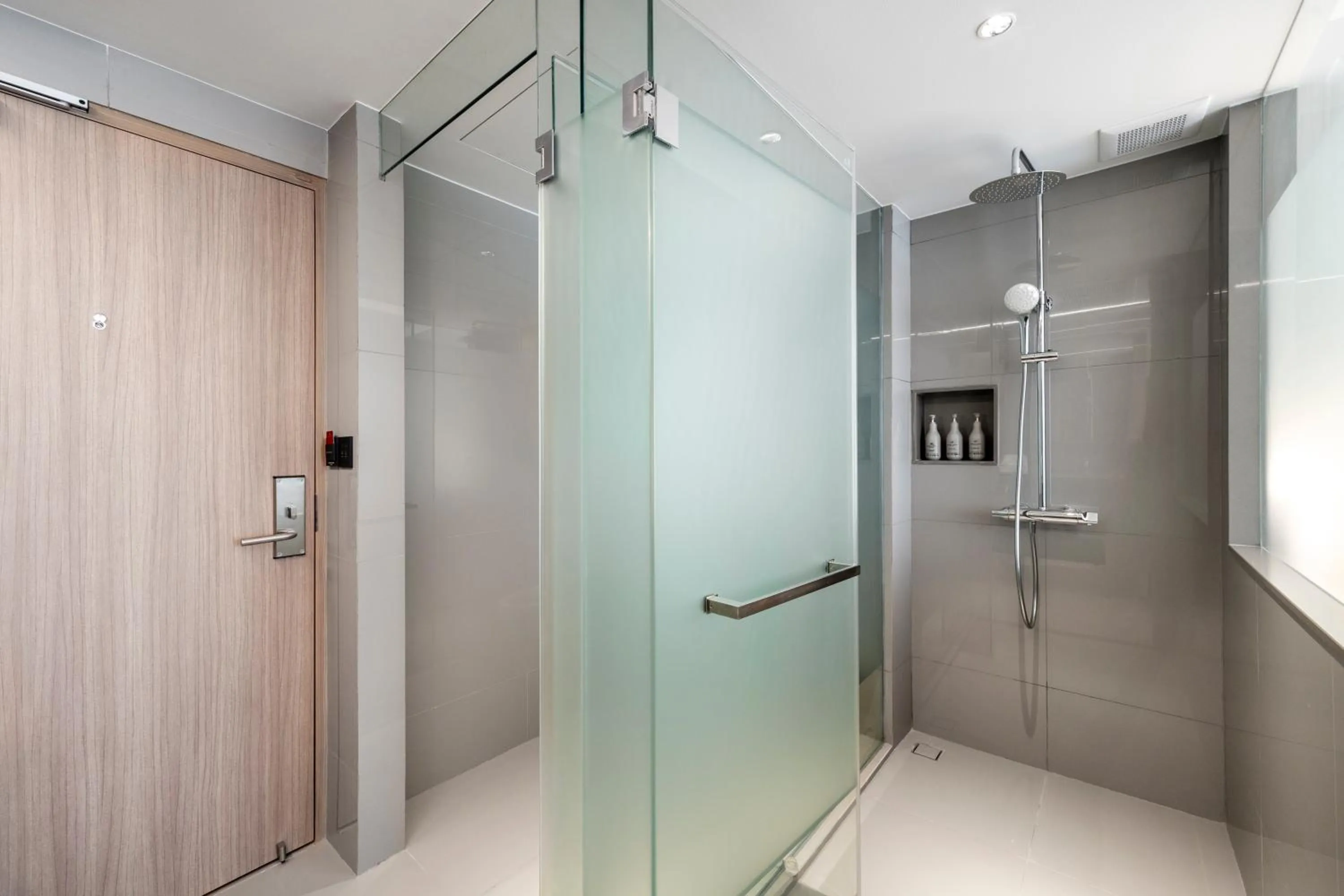 Shower, Bathroom in Rajah Hotel