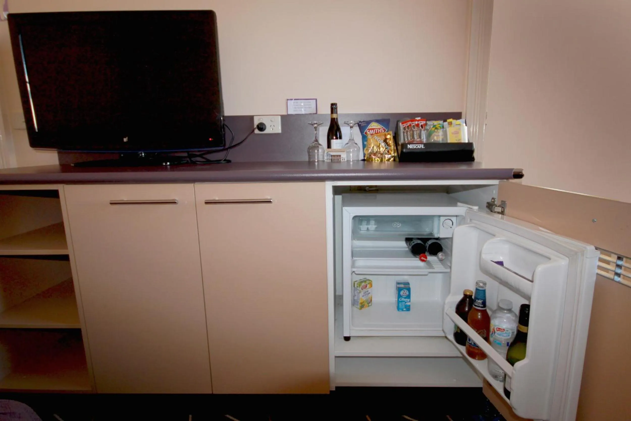 Photo of the whole room in Mitchell River Tavern