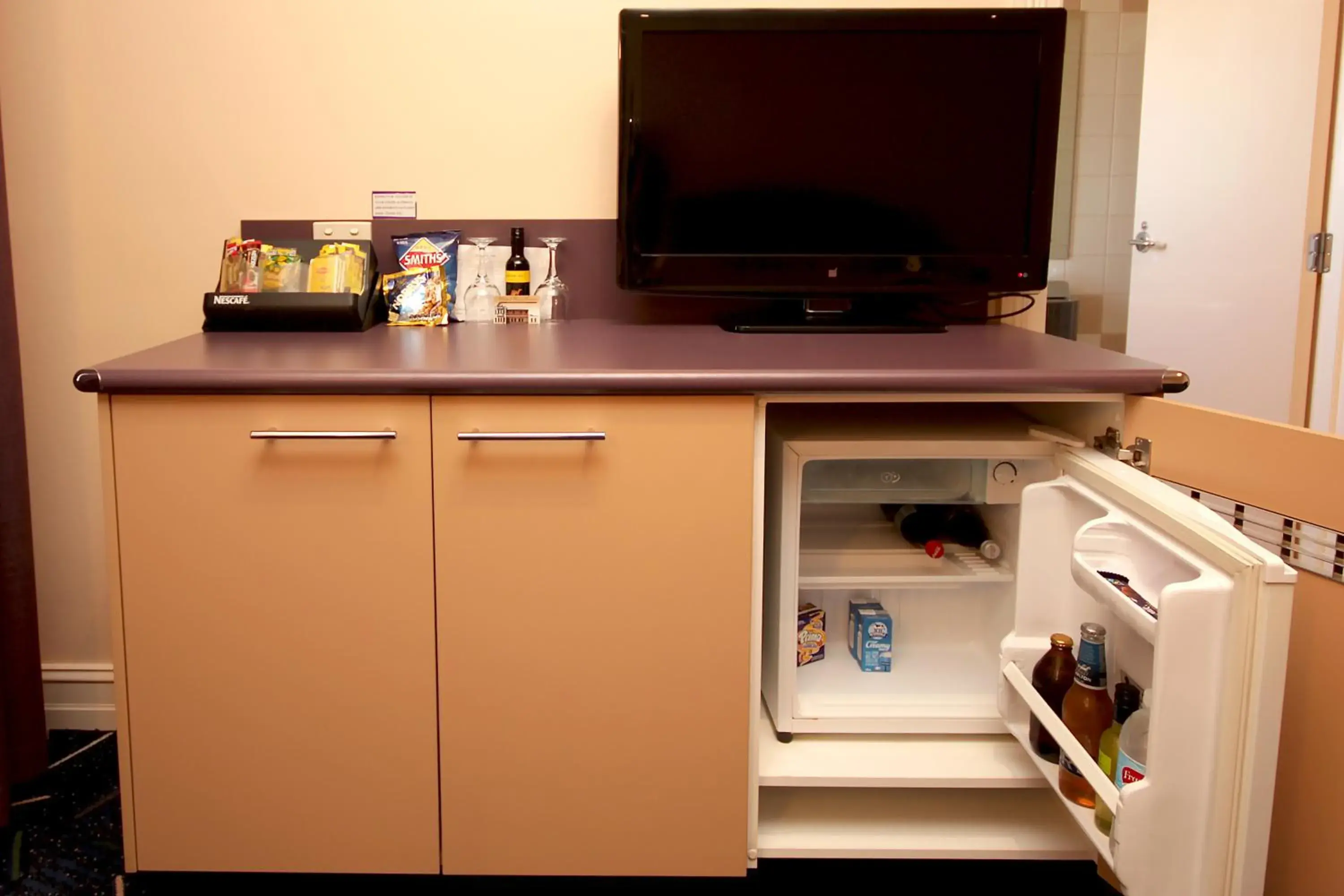 Queen Room in Mitchell River Tavern Queen Room in Mitchell River Tavern