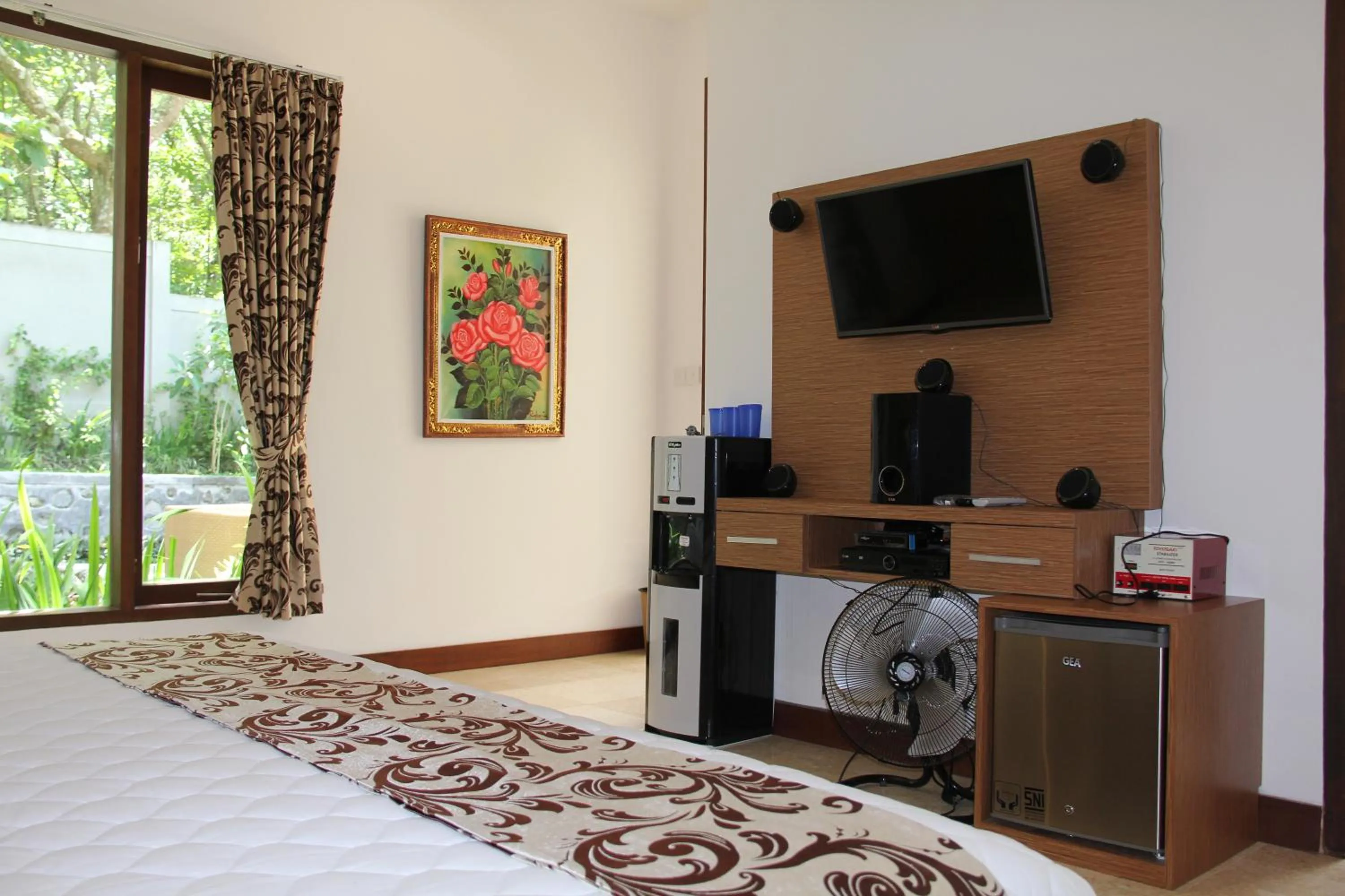 Bed, TV/Entertainment Center in Narvik Villa