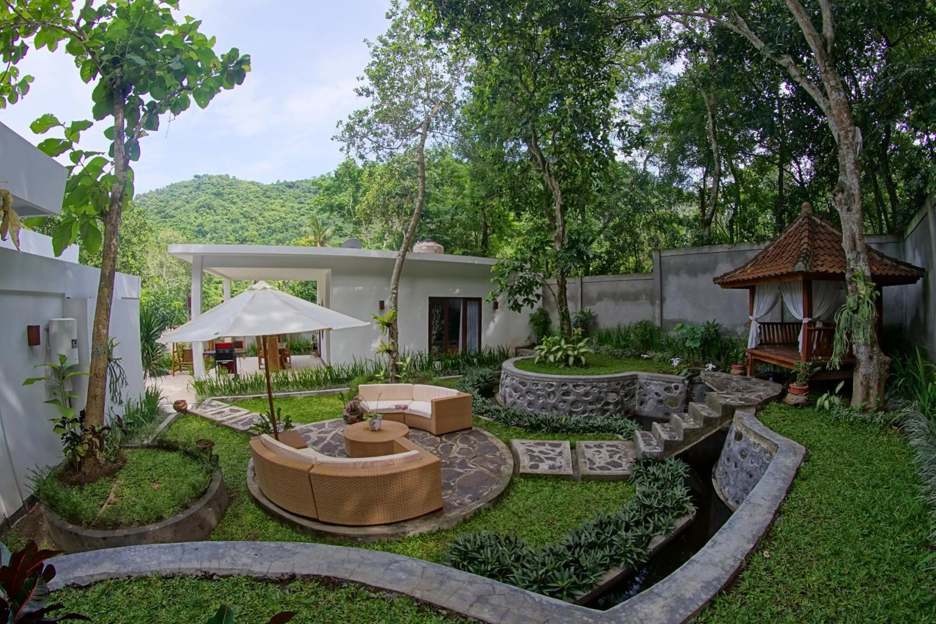 Garden, Property Building in Narvik Villa