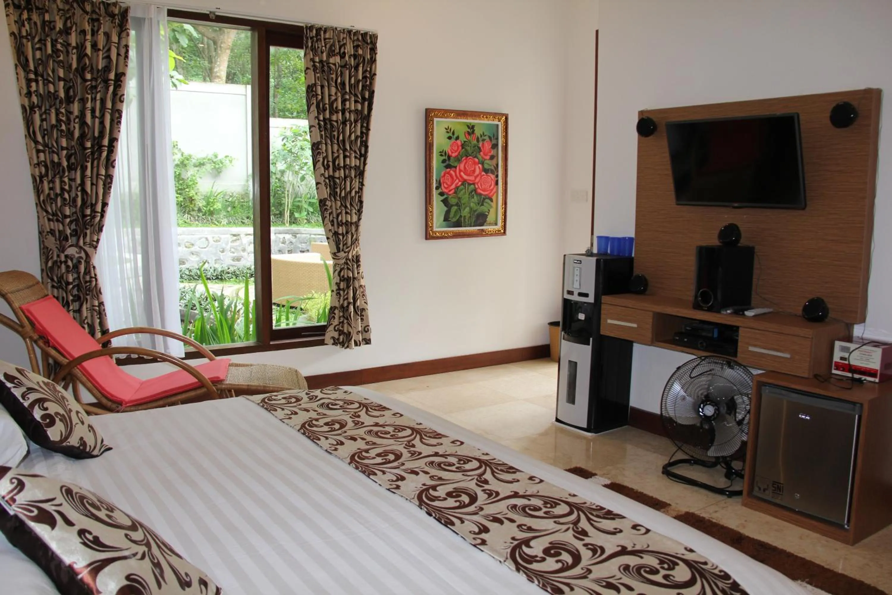 Bed, TV/Entertainment Center in Narvik Villa