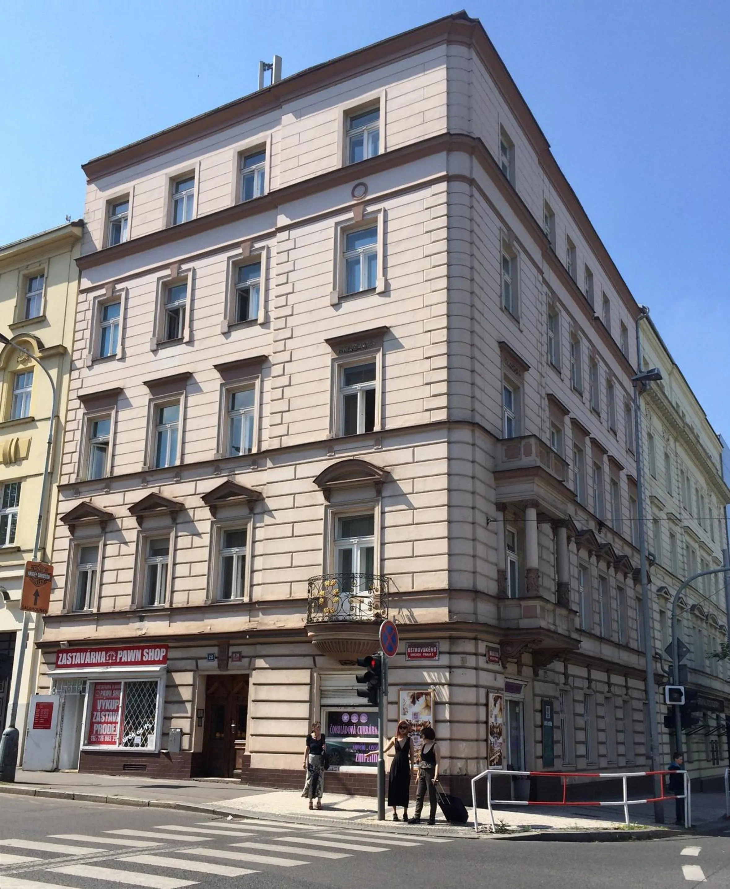 Facade/entrance in Angel City Aparthotel