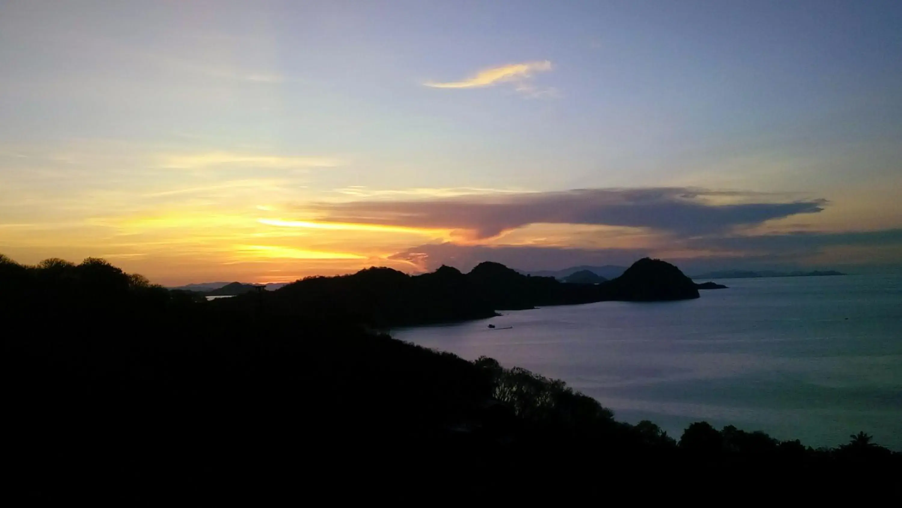 Deluxe Double or Twin Room with Balcony in Sunset Hill Hotel Deluxe Double or Twin Room with Balcony in Sunset Hill Hotel