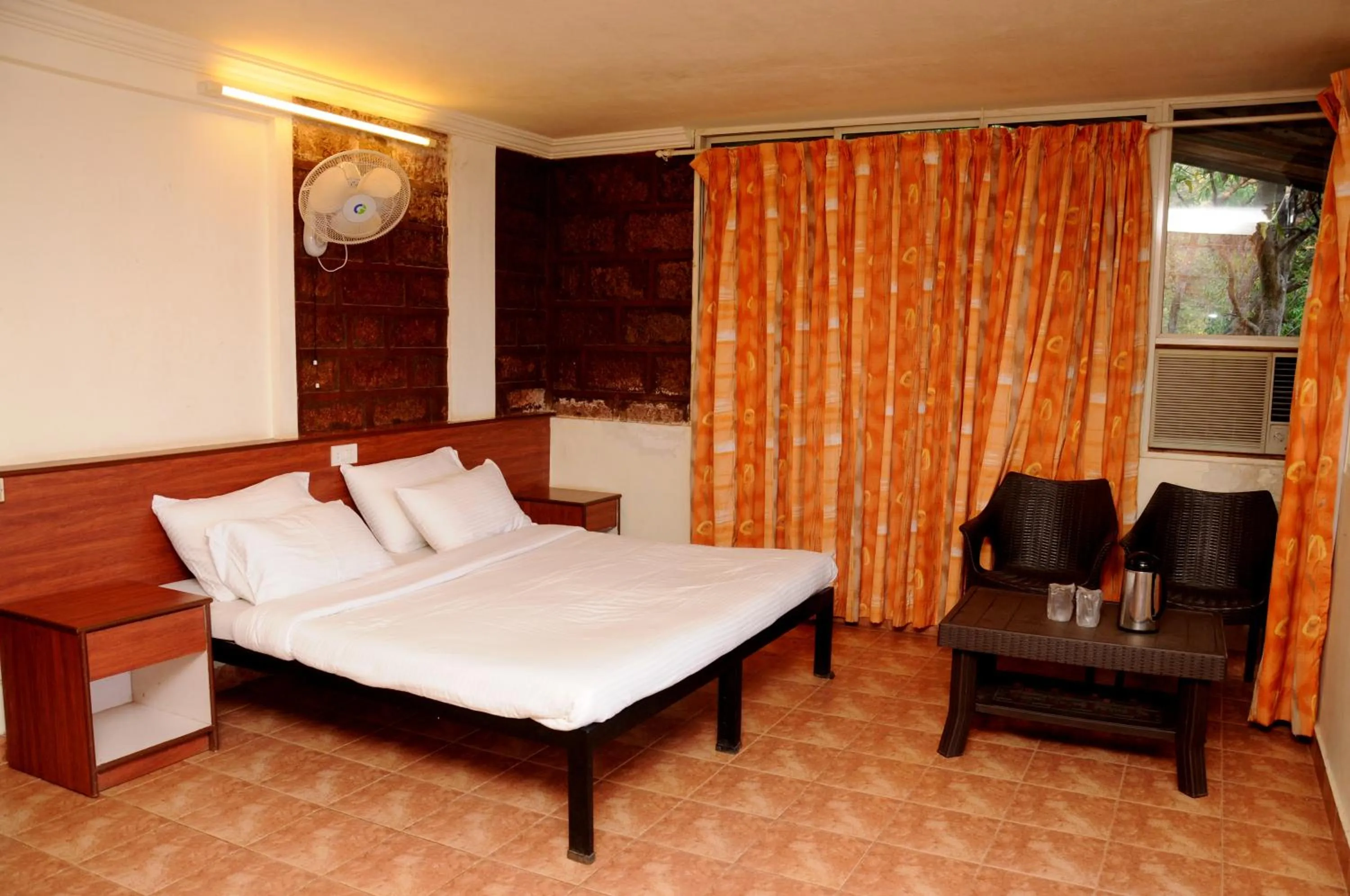 Photo of the whole room, Bed in Wind Chalet