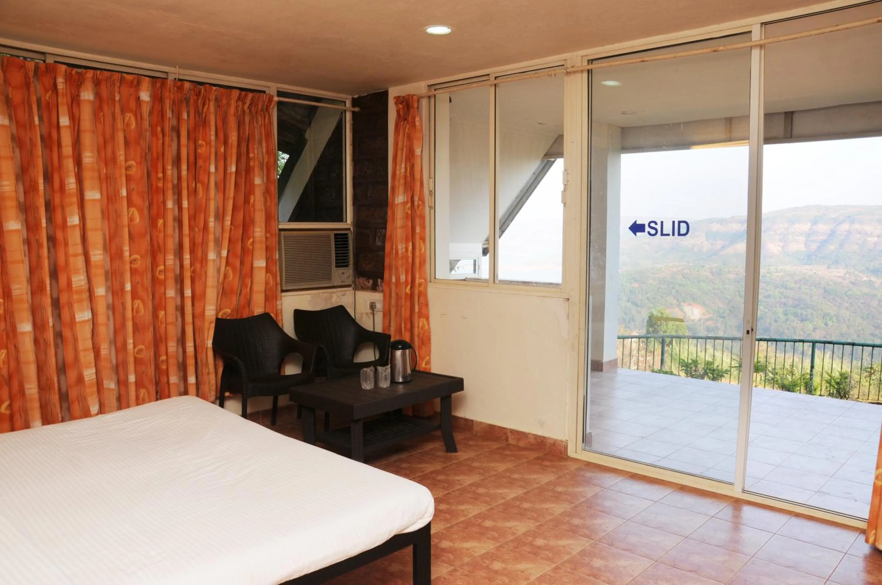 Photo of the whole room, Bed in Wind Chalet