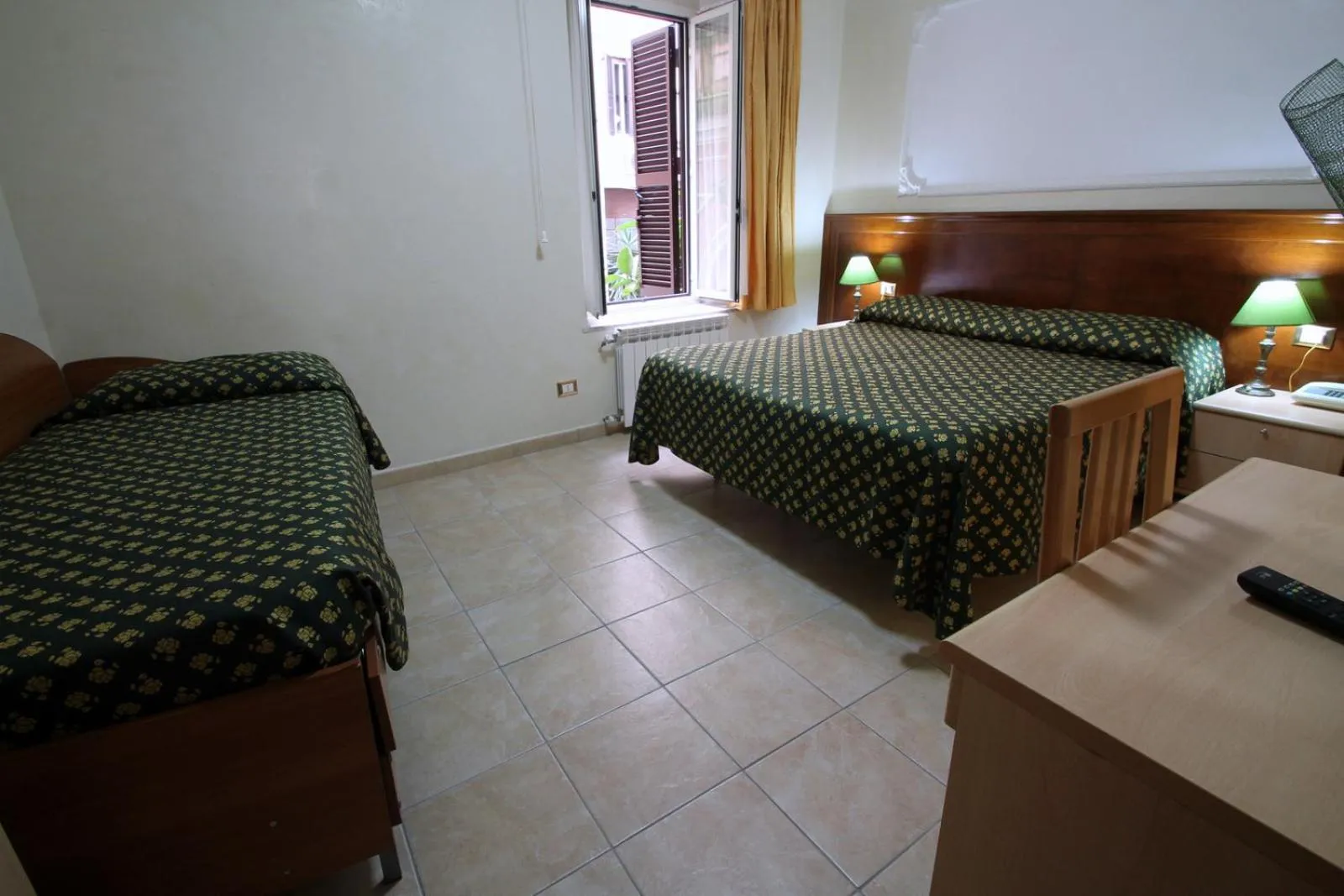 Photo of the whole room, Bed in Rosetta