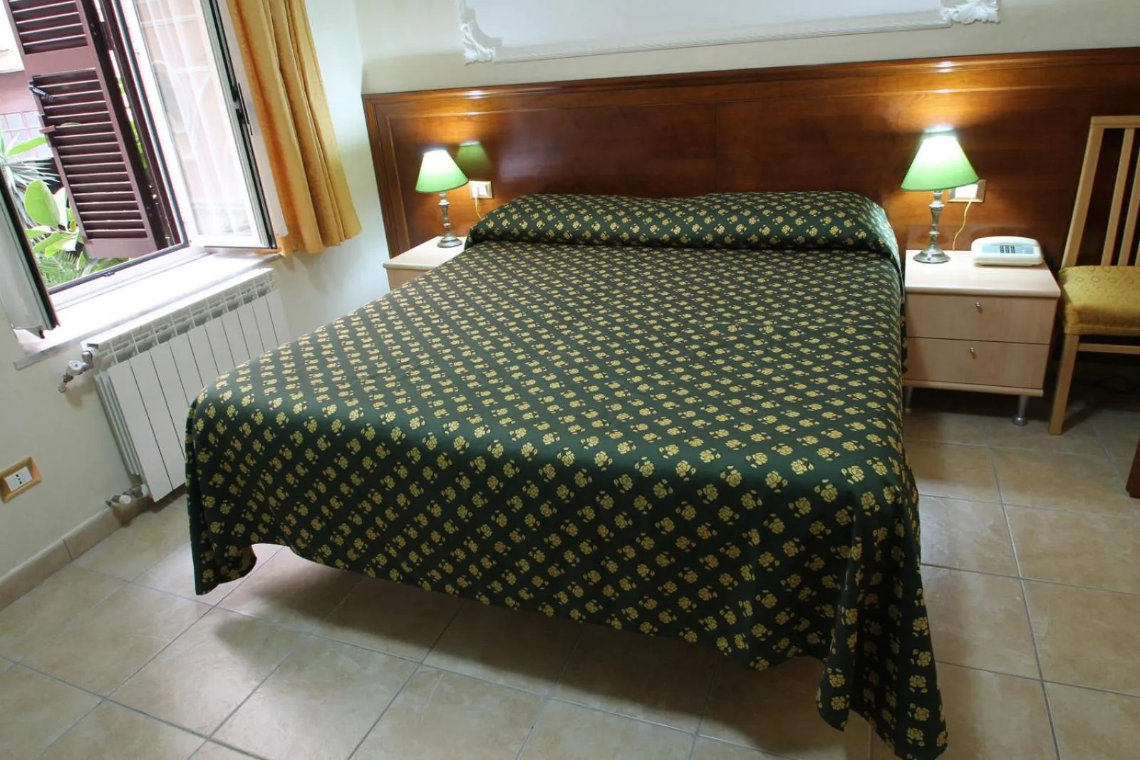 Photo of the whole room, Bed in Rosetta