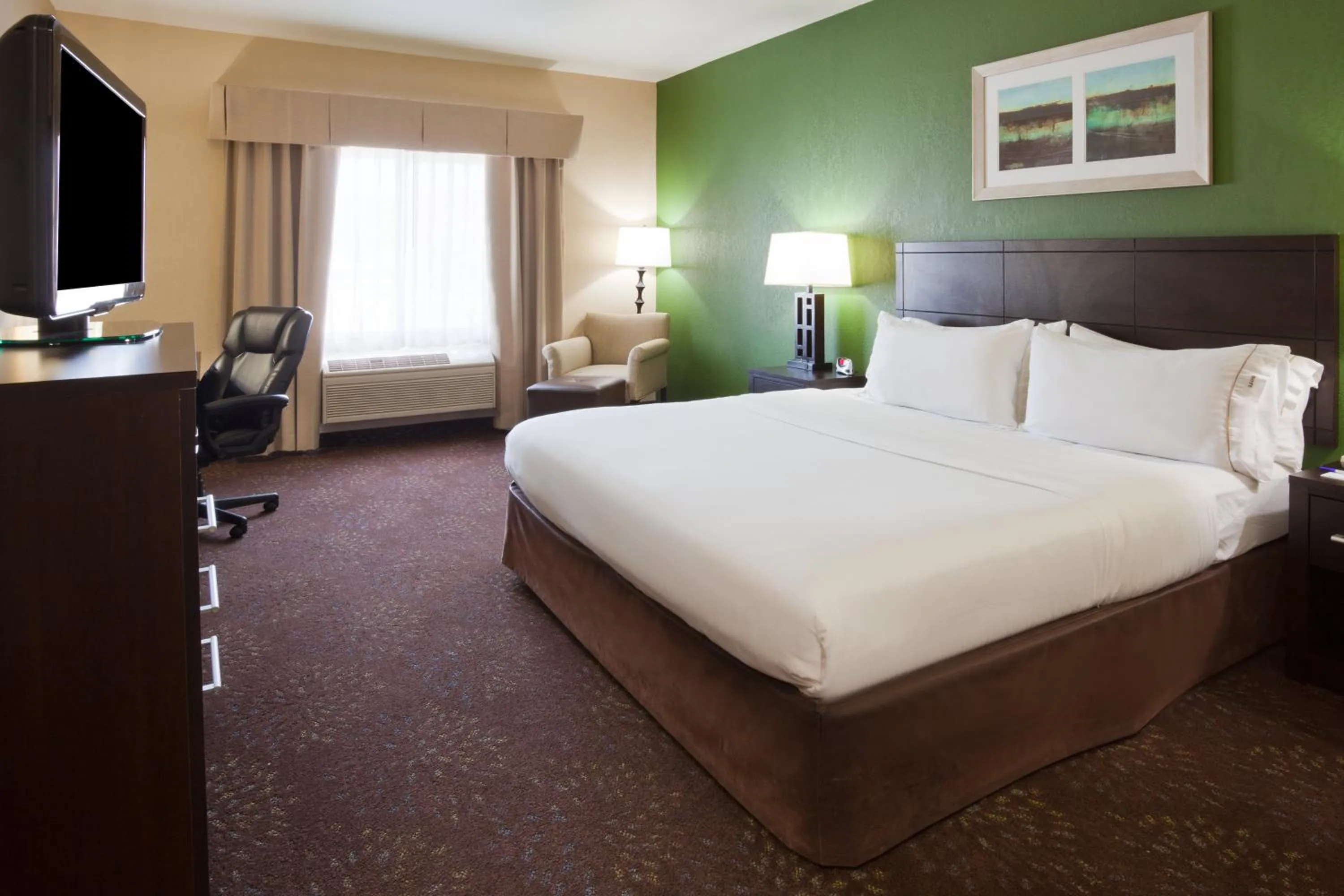Photo of the whole room, Bed in Holiday Inn Express & Suites Aberdeen by IHG