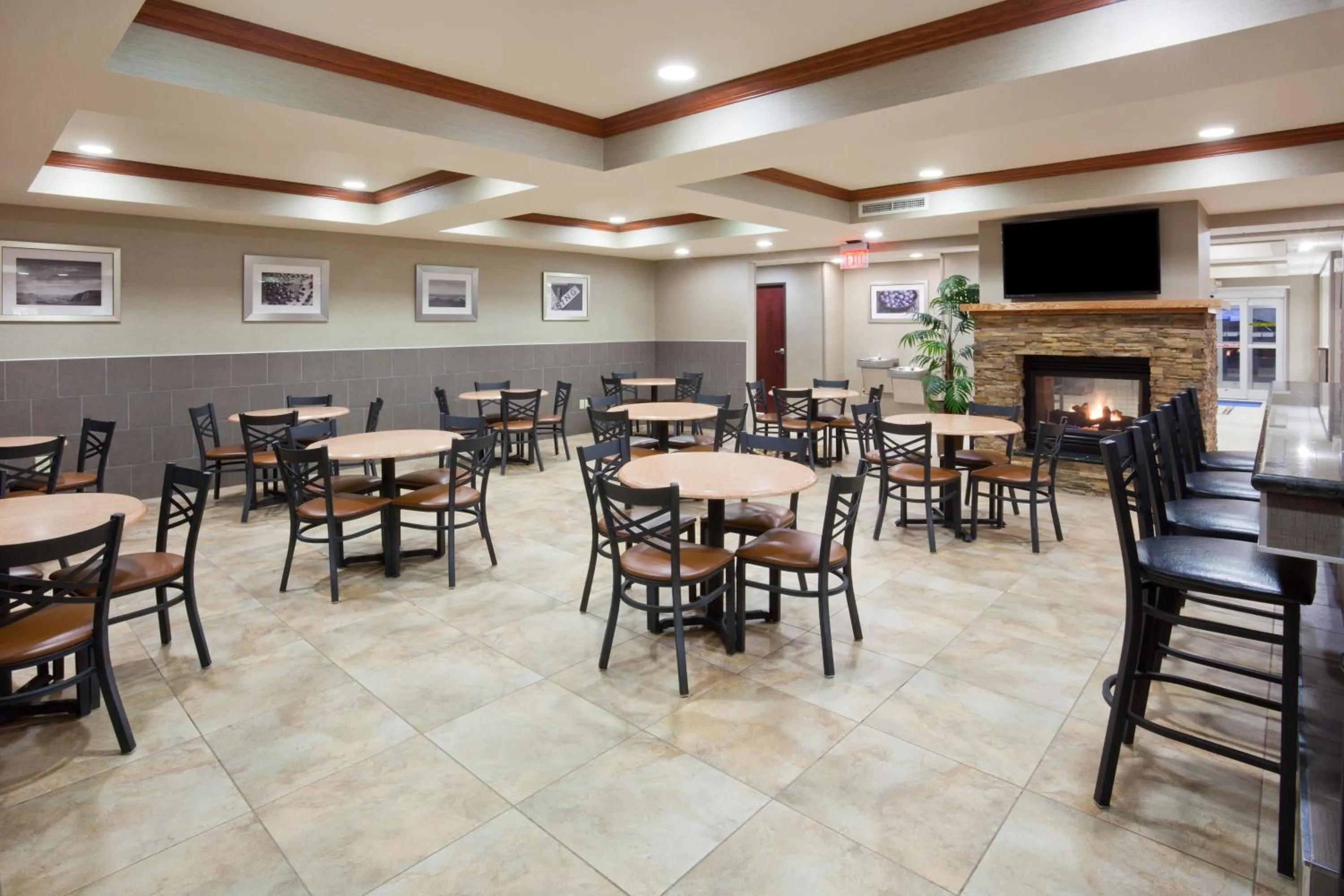 Breakfast in Holiday Inn Express & Suites Aberdeen by IHG