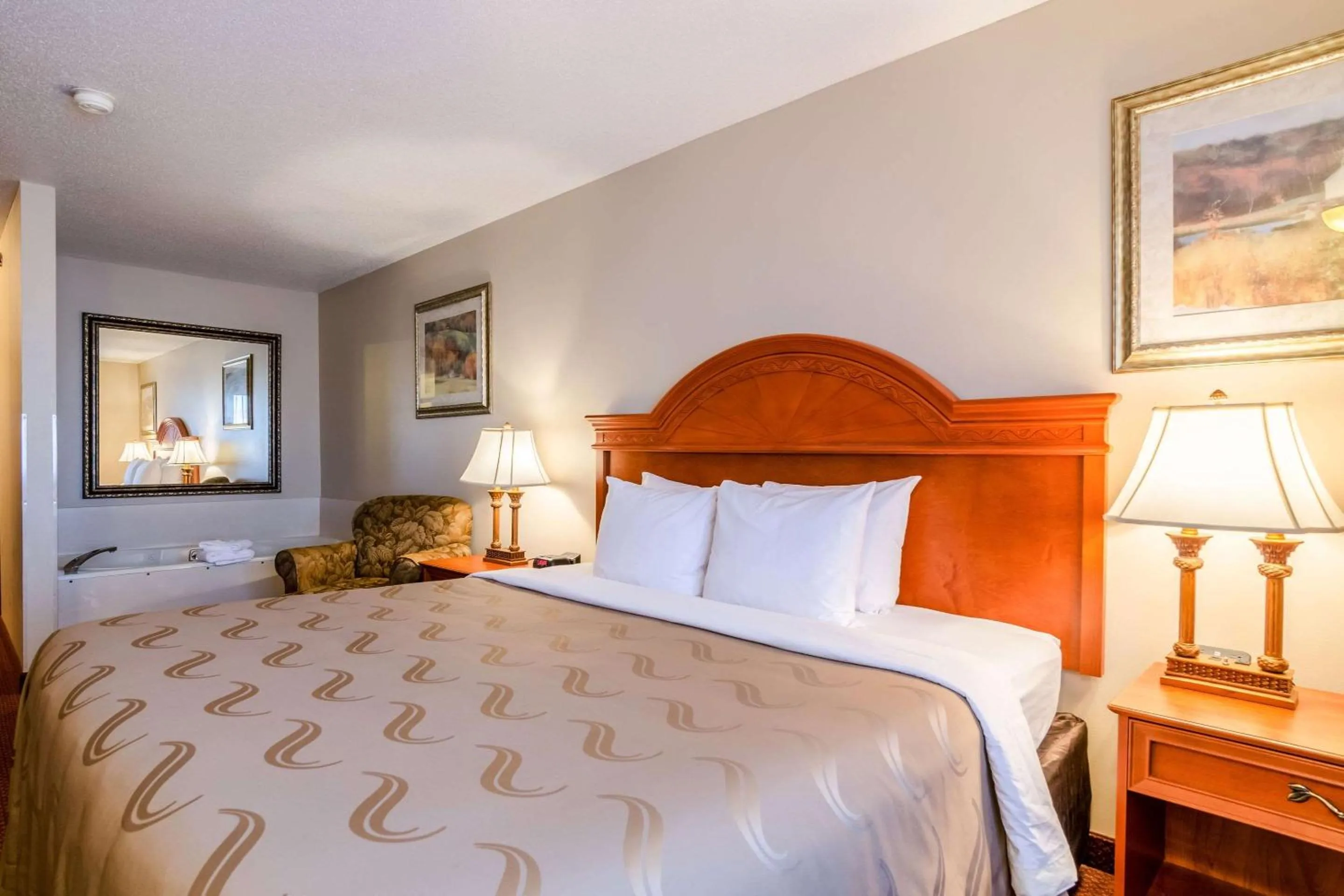 Bedroom, Bed in Quality Inn Alliance