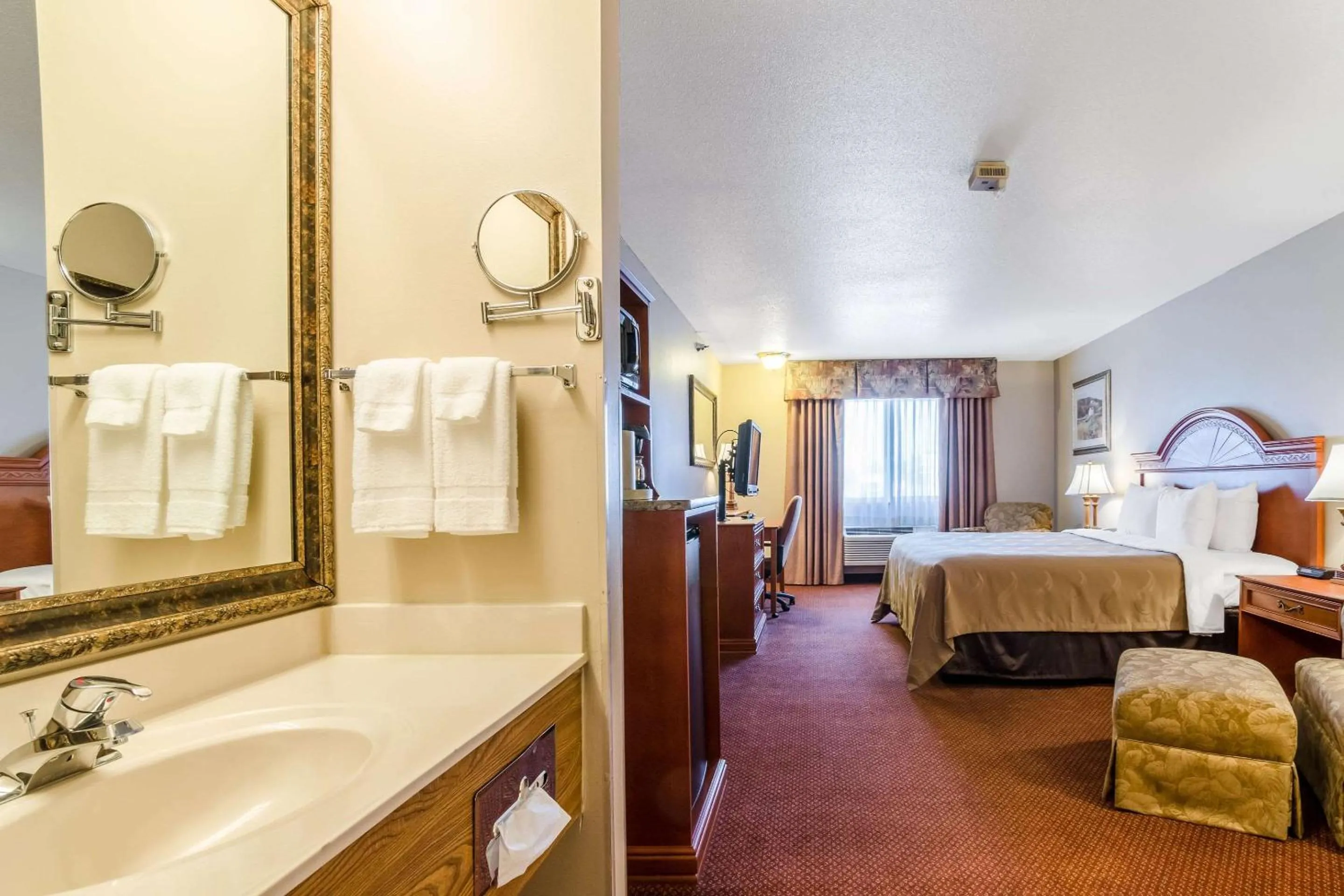 Bedroom, Bed in Quality Inn Alliance