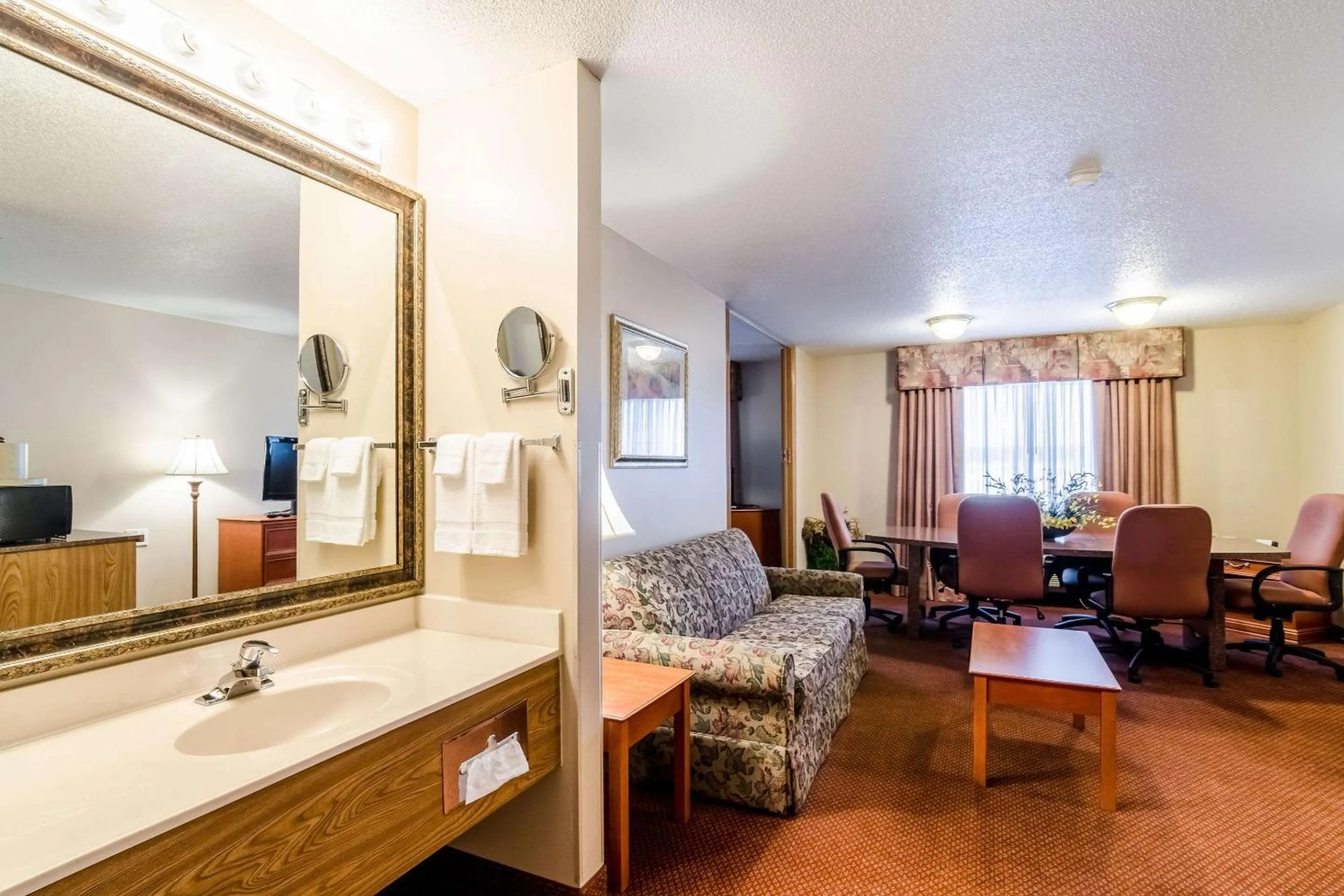 Bedroom in Quality Inn Alliance