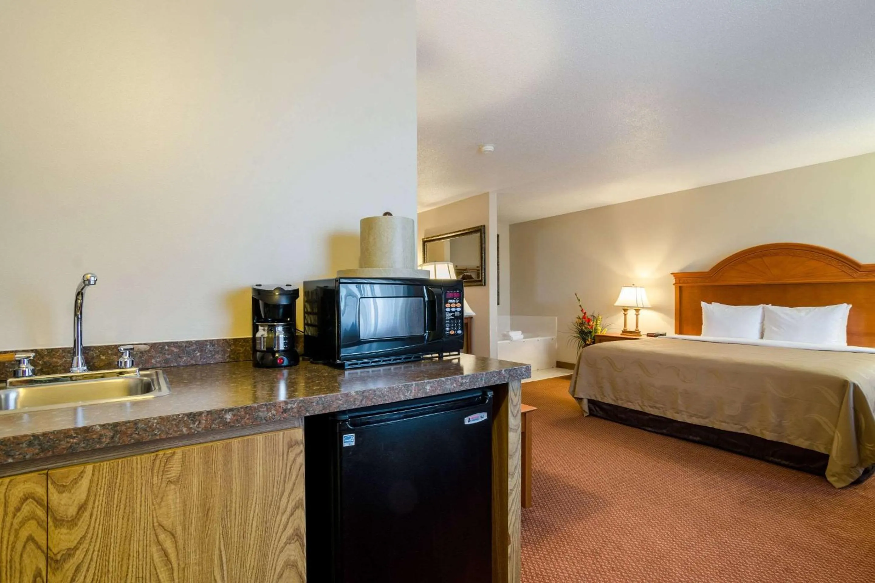 Bedroom, Bed in Quality Inn Alliance