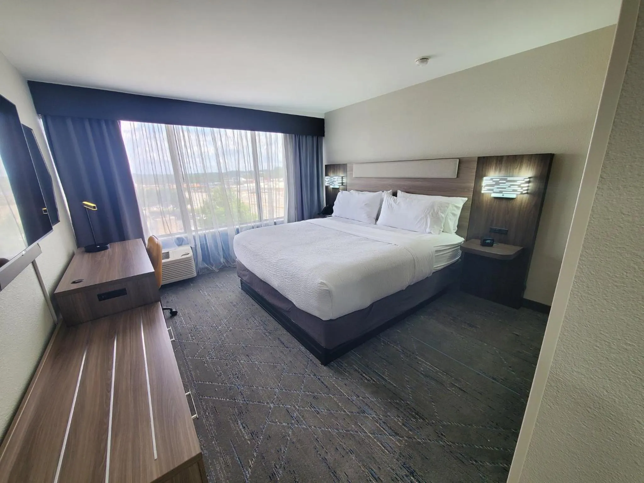 Photo of the whole room, Bed in Holiday Inn Express - Atlanta-Kennesaw by IHG