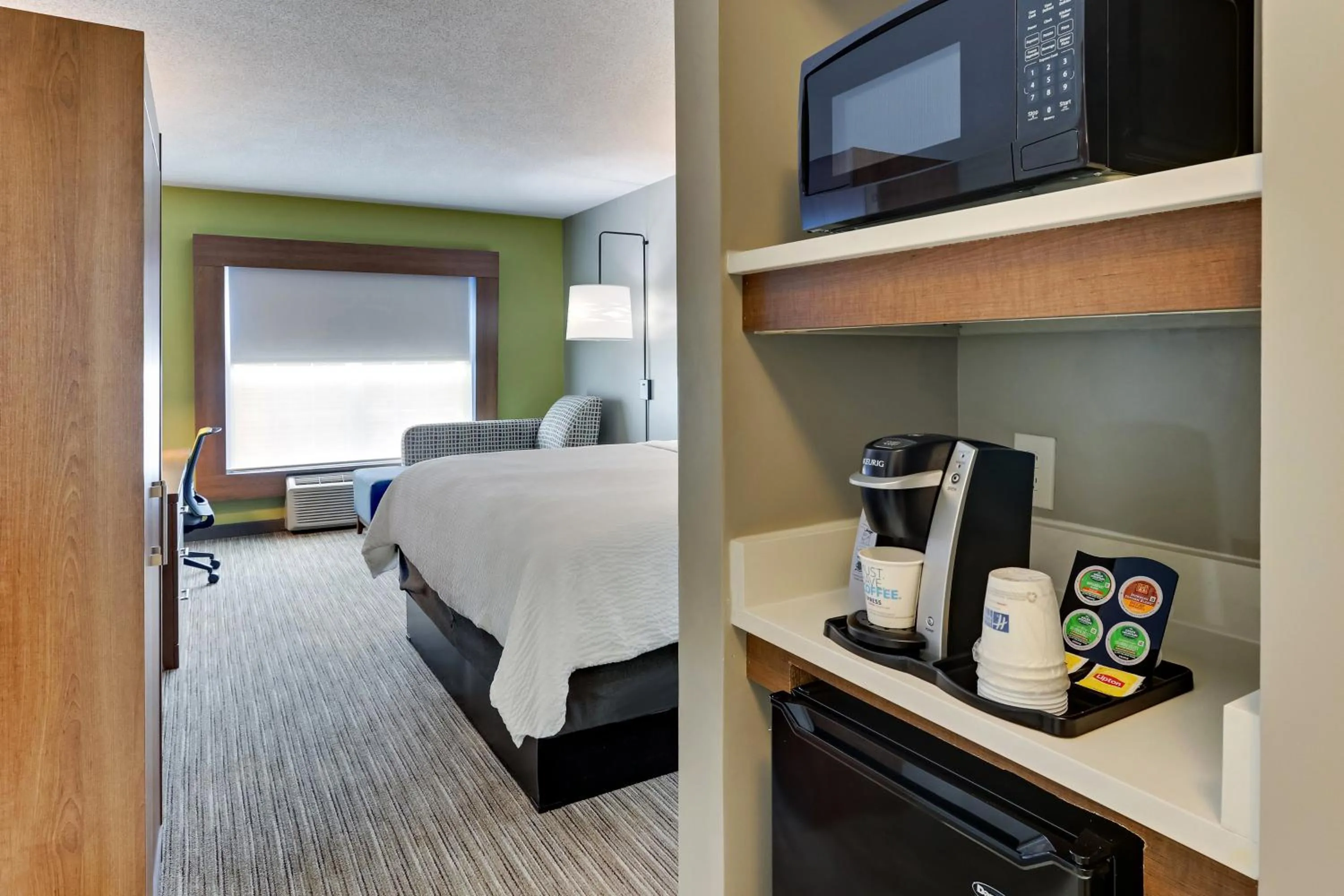 Photo of the whole room, Bed in Holiday Inn Express & Suites Bad Axe by IHG