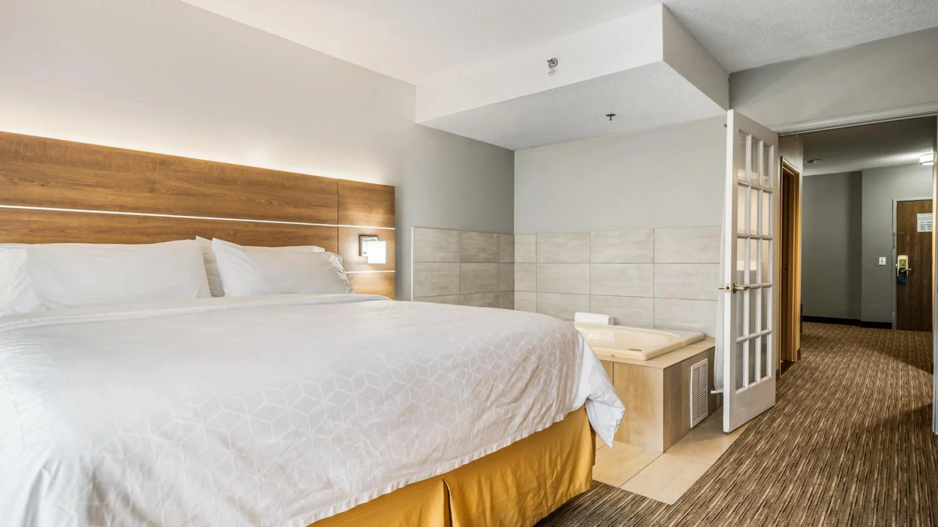 Photo of the whole room, Bed in Holiday Inn Express & Suites Bad Axe by IHG