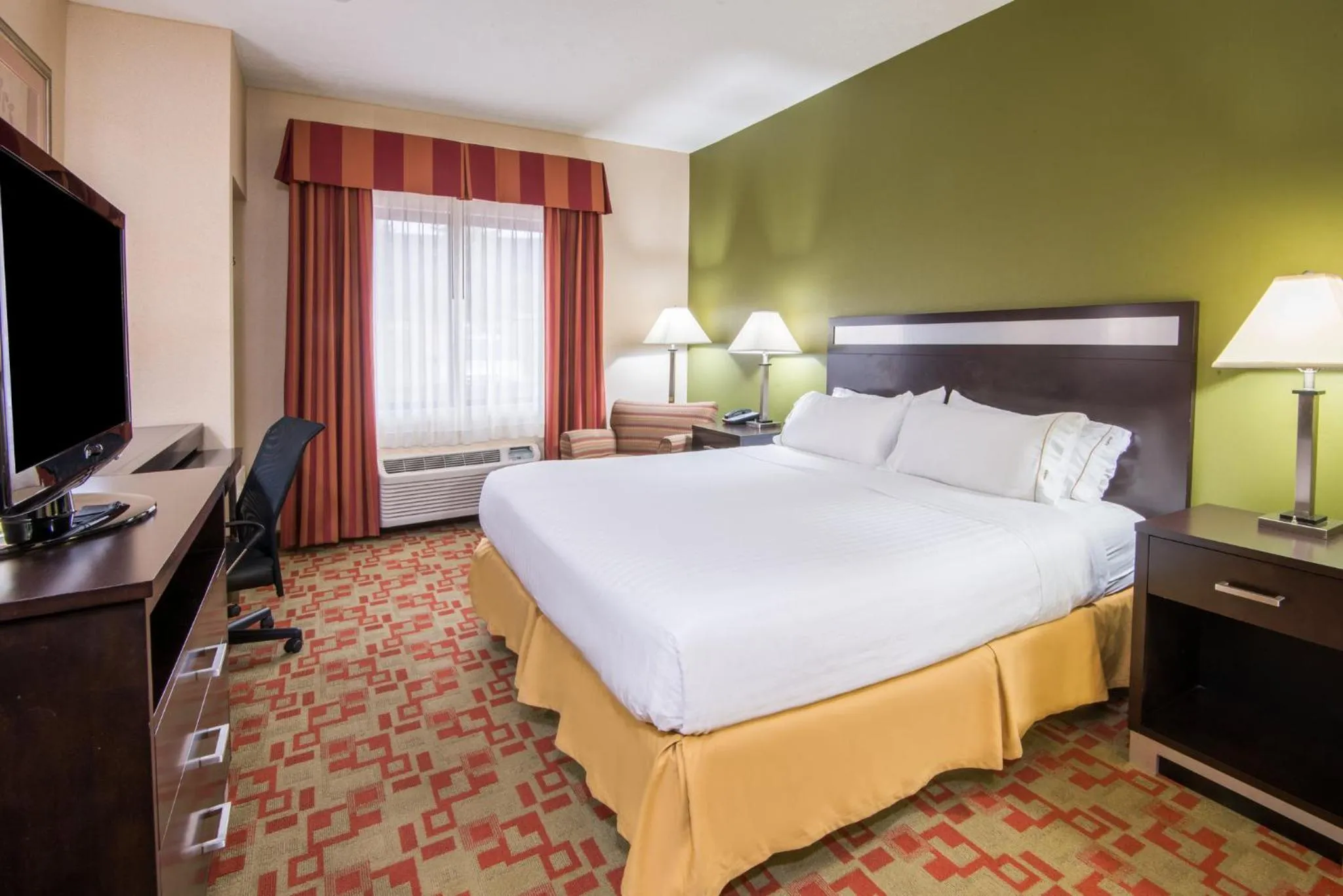 Bed in Holiday Inn Express Cleveland Airport - Brook Park by IHG