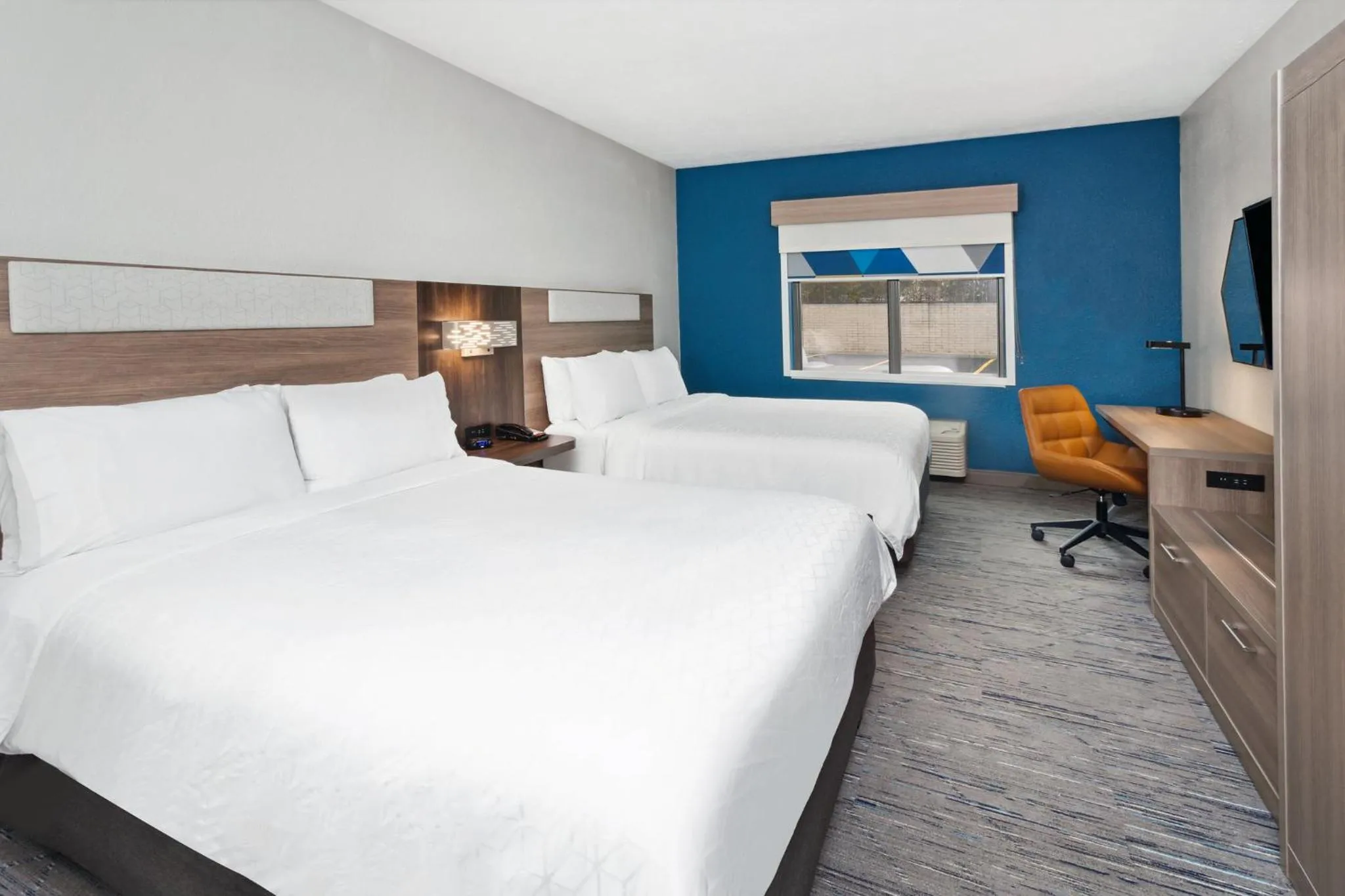 Photo of the whole room, Bed in Holiday Inn Express Cleveland Airport - Brook Park by IHG