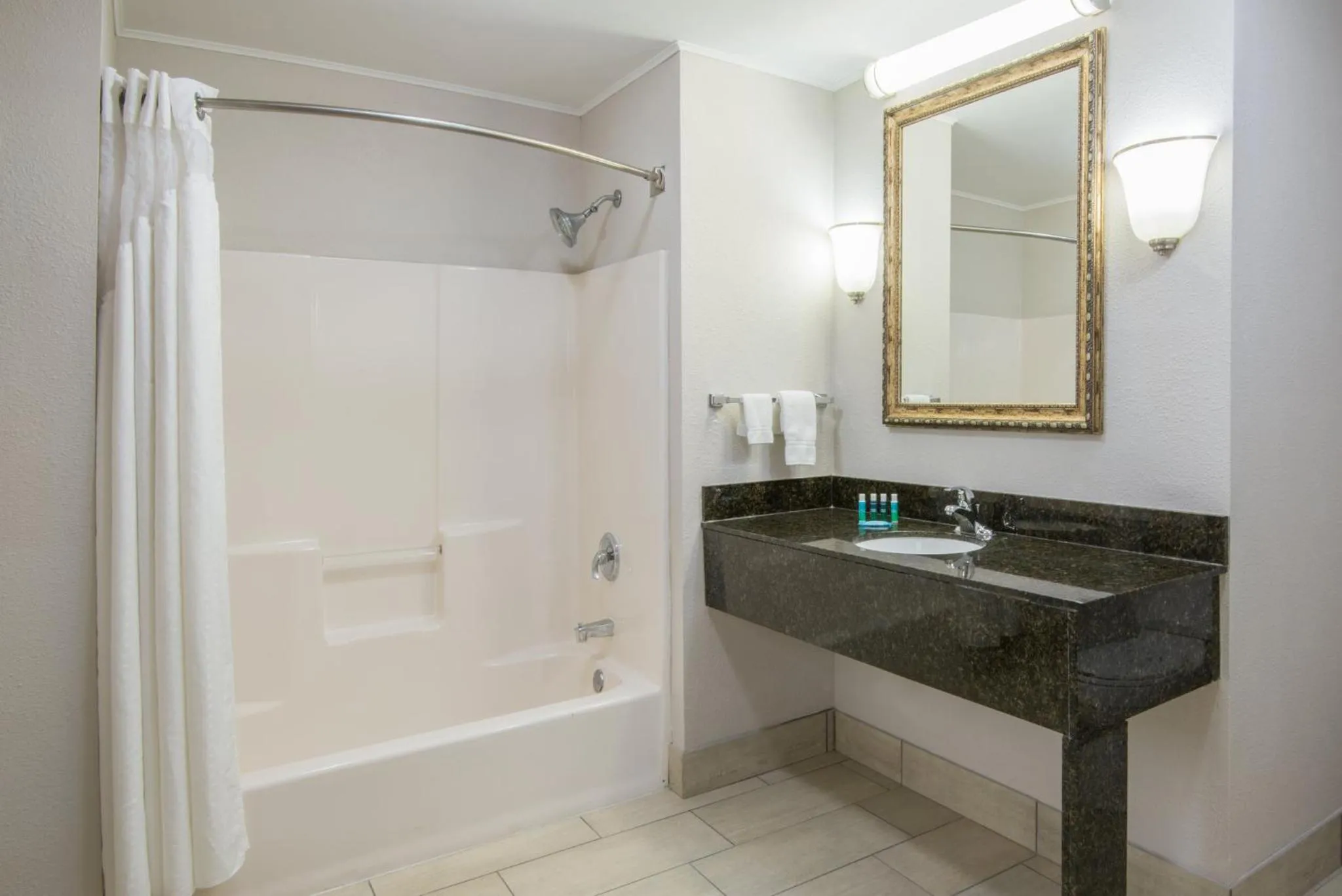 Holiday Inn Express Cleveland Airport - Brook Park by IHG