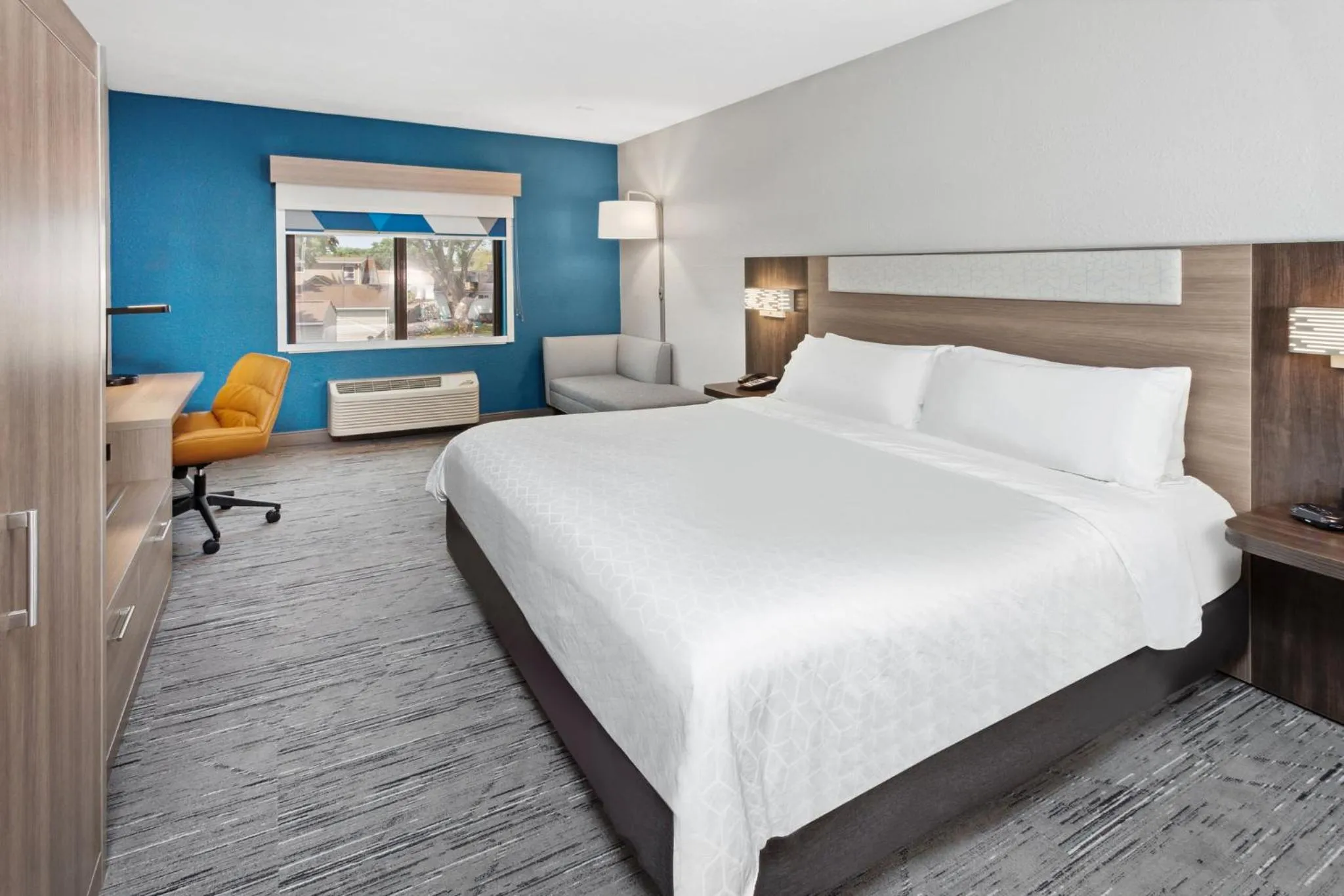 Photo of the whole room, Bed in Holiday Inn Express Cleveland Airport - Brook Park by IHG