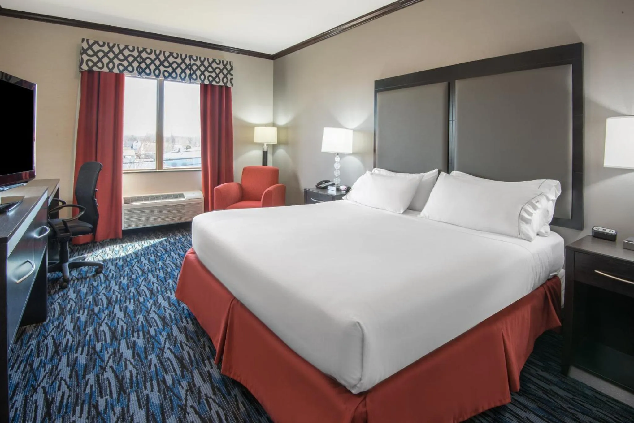 Bed in Holiday Inn Express Cleveland Airport - Brook Park by IHG