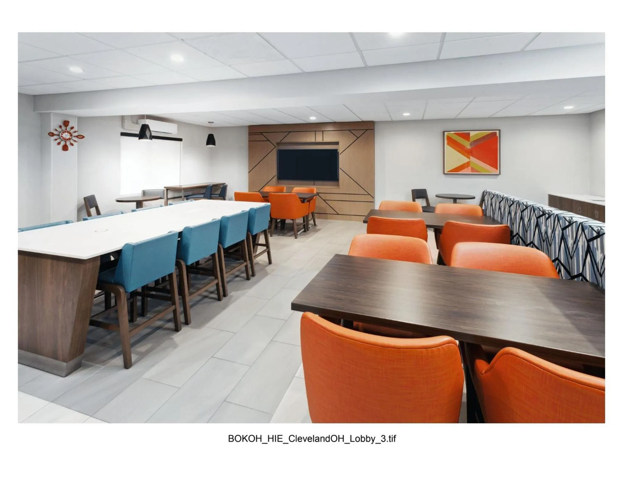 Communal lounge/ TV room in Holiday Inn Express Cleveland Airport - Brook Park by IHG