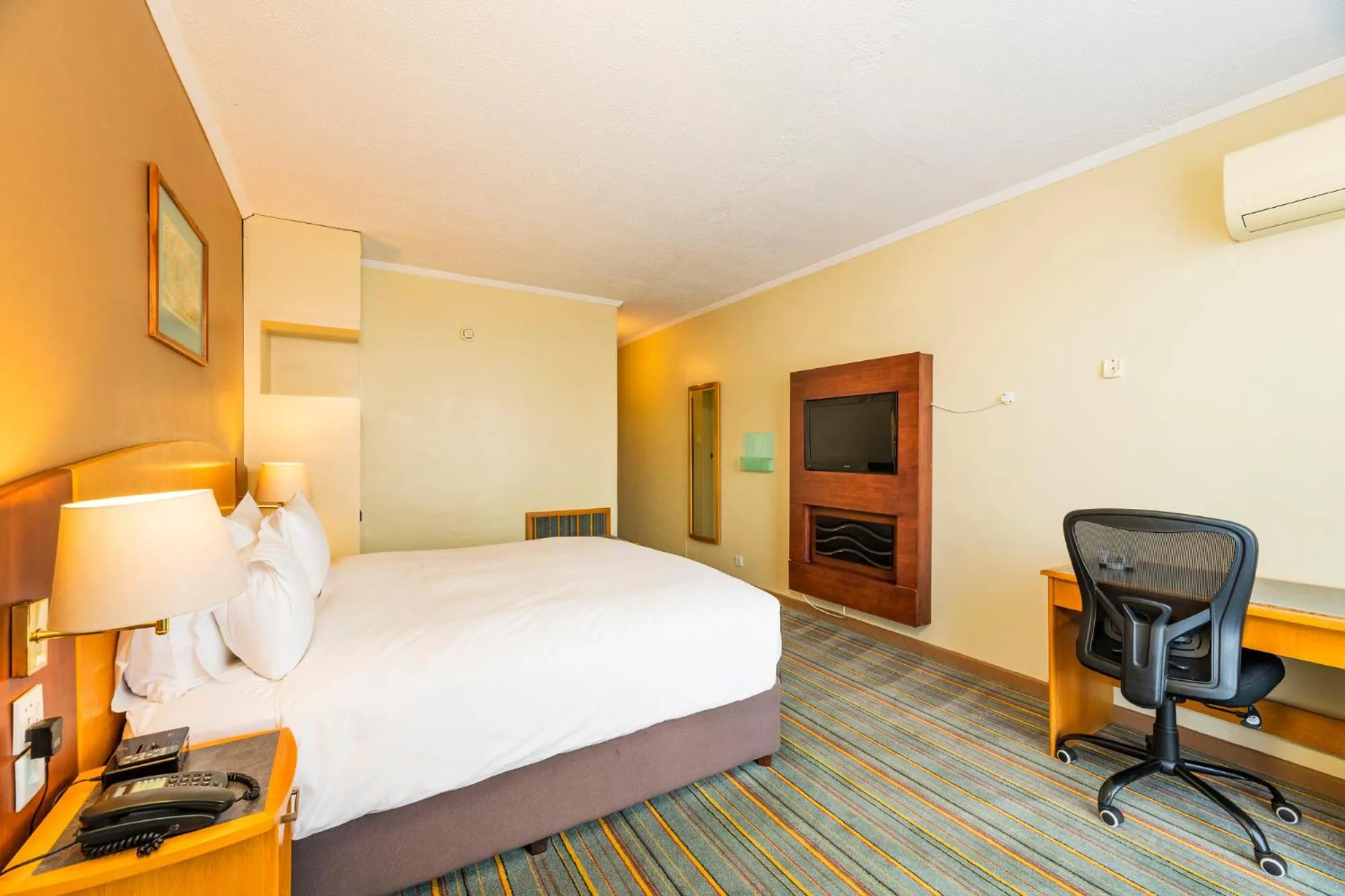 Bedroom, Bed in Holiday Inn - Bulawayo by IHG