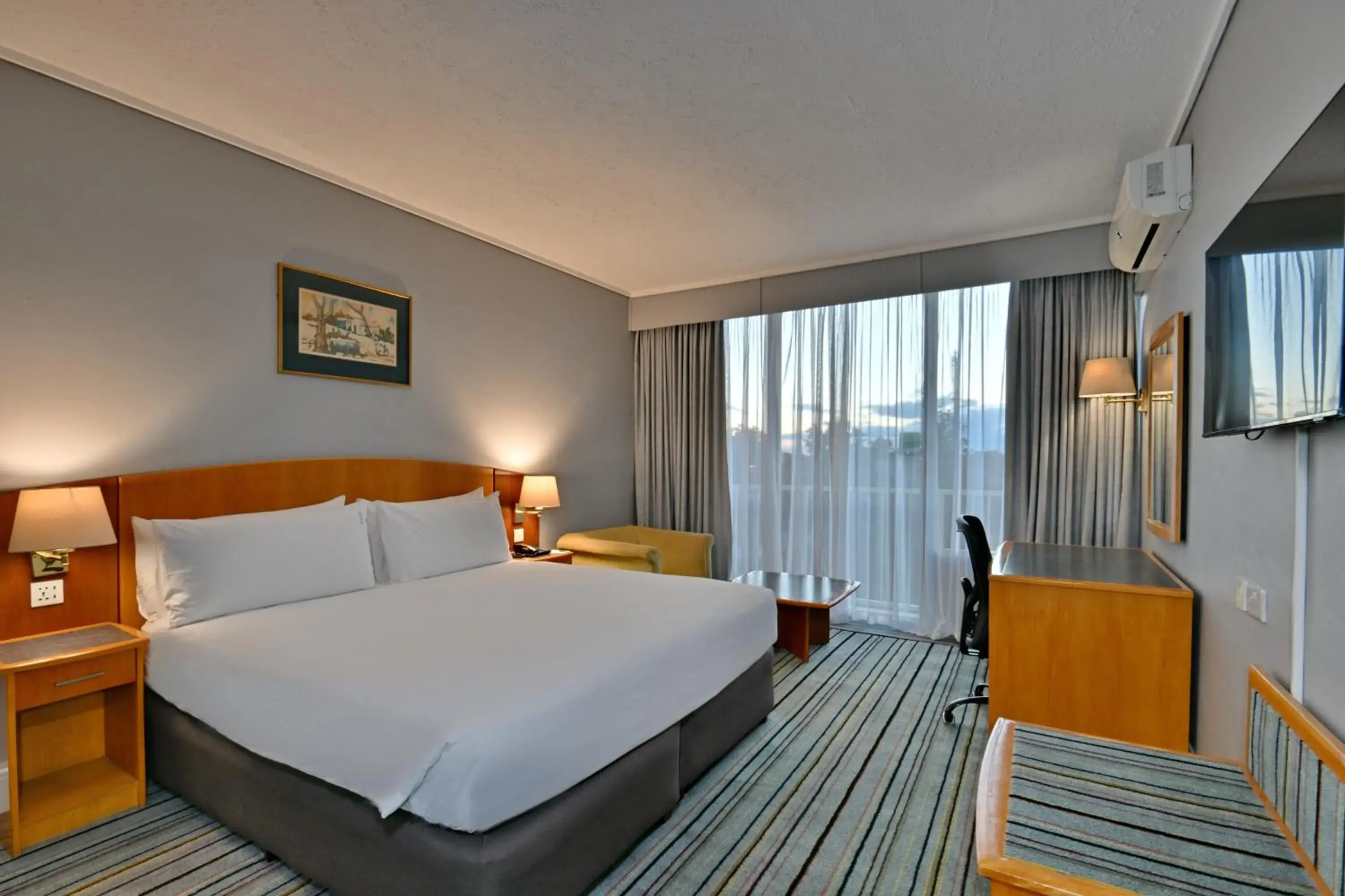 Premium King Room - Smoking in Holiday Inn - Bulawayo by IHG Premium King Room - Smoking in Holiday Inn - Bulawayo by IHG