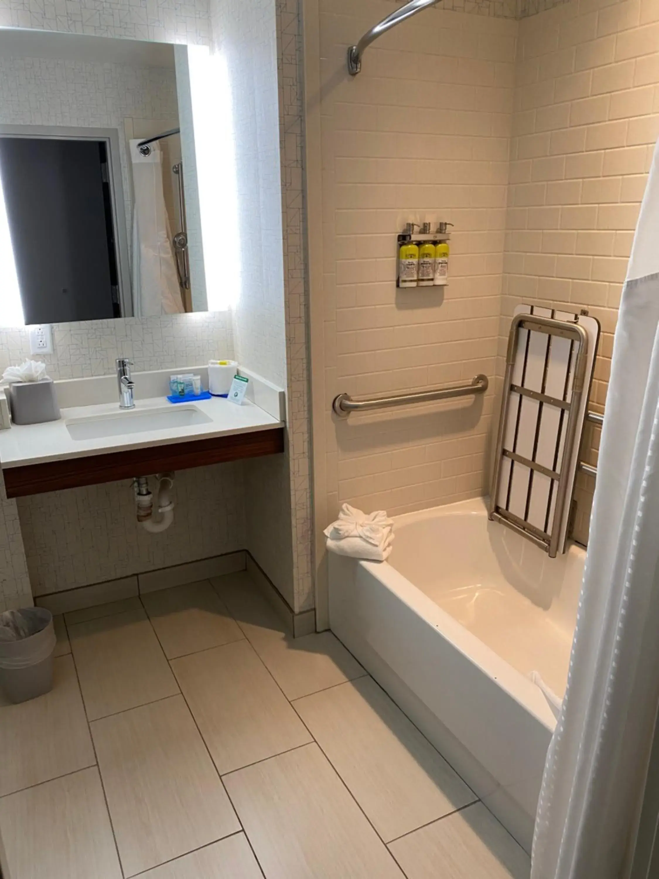 Standard King Room with Mobility Accessible Tub in Holiday Inn Express Columbia by IHG Standard King Room with Mobility Accessible Tub in Holiday Inn Express Columbia by IHG