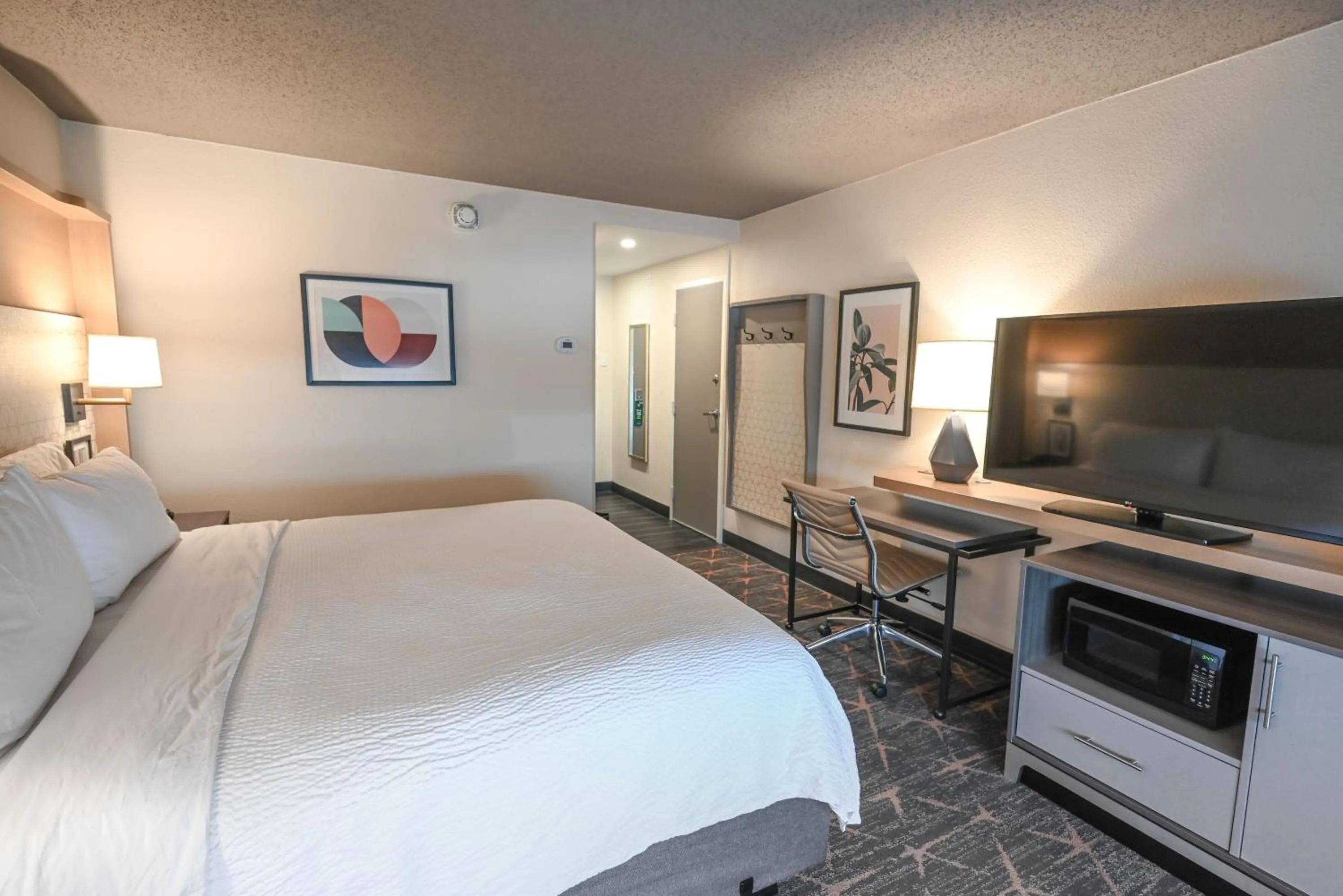 Bedroom, Bed in Holiday Inn Cleveland-Mayfield by IHG