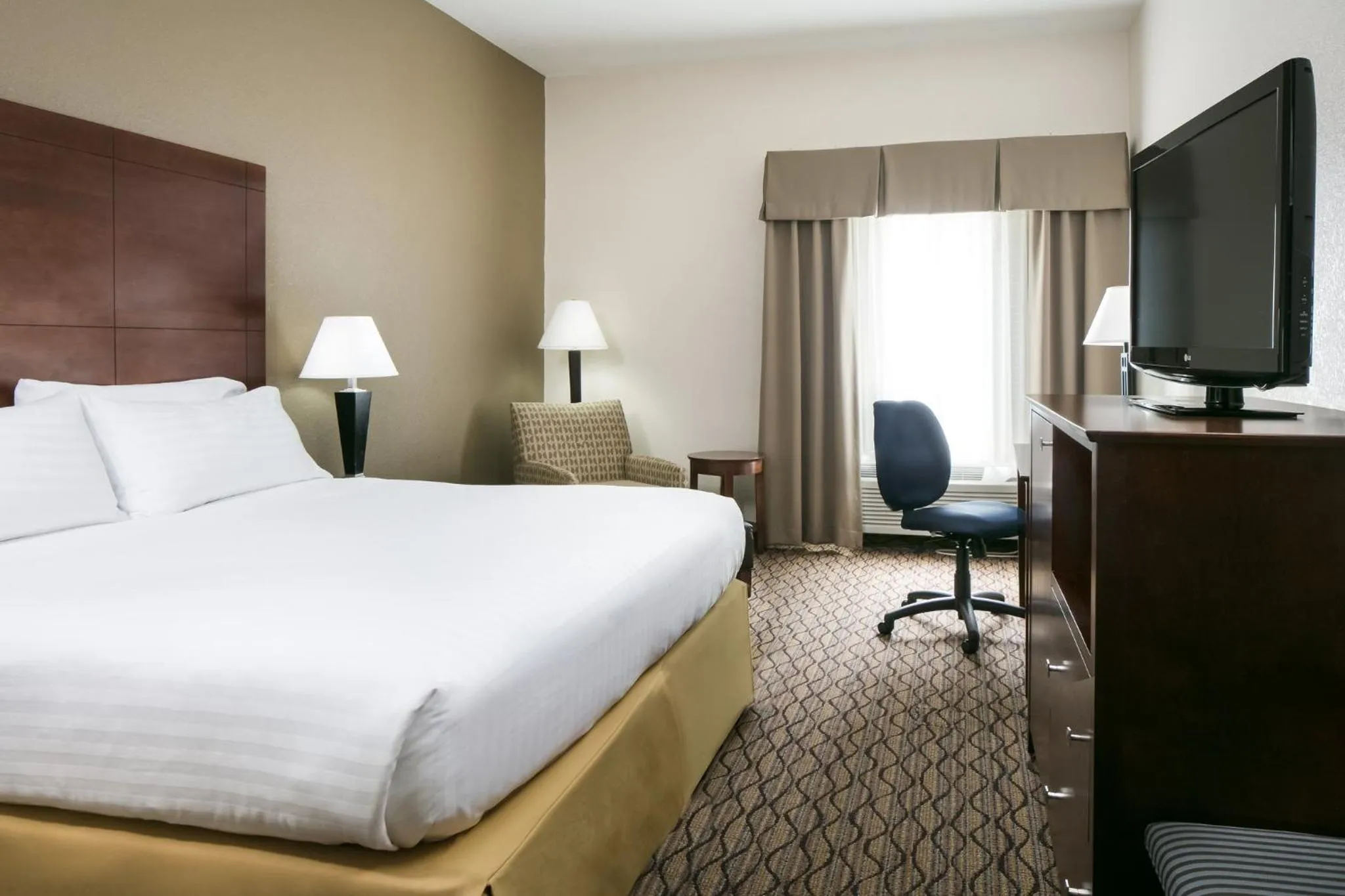 Photo of the whole room, Bed in Holiday Inn Express & Suites Clinton by IHG