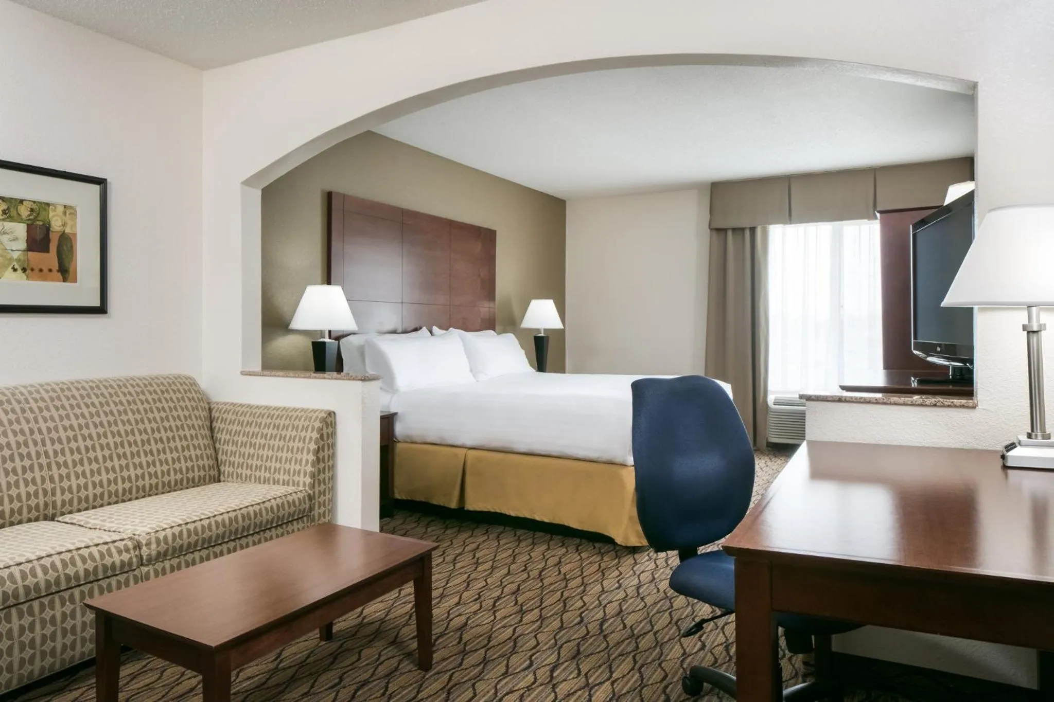 Photo of the whole room, Bed in Holiday Inn Express & Suites Clinton by IHG