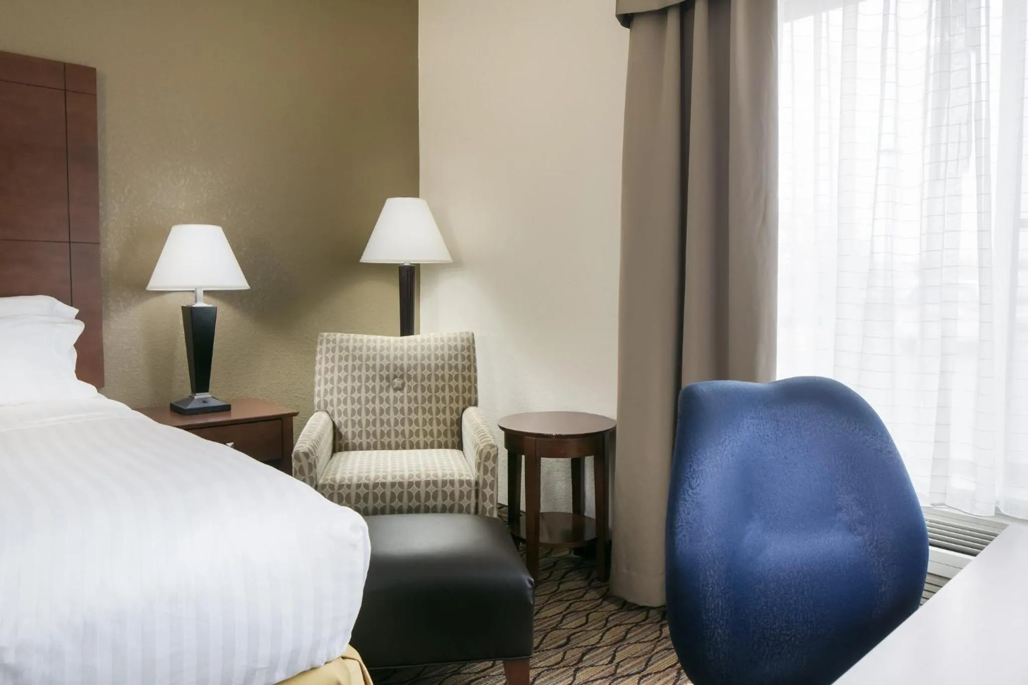 Photo of the whole room, Bed in Holiday Inn Express & Suites Clinton by IHG