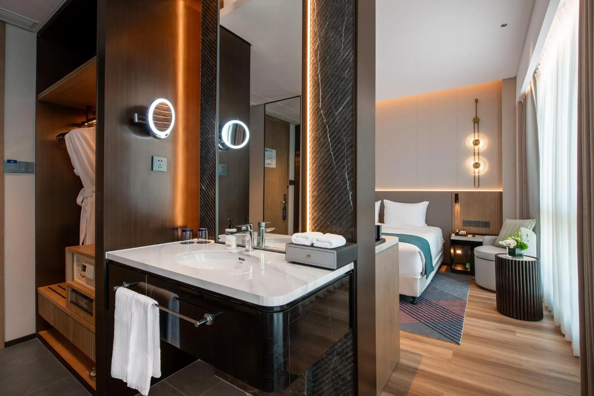 Photo of the whole room, Bed in Holiday Inn Express Chengdu Huanhuaxi by IHG-Near Jinsha Site Musem,Near Wuhou Temple Museum,Welcome drinks,Free gym,Free self-service laundry