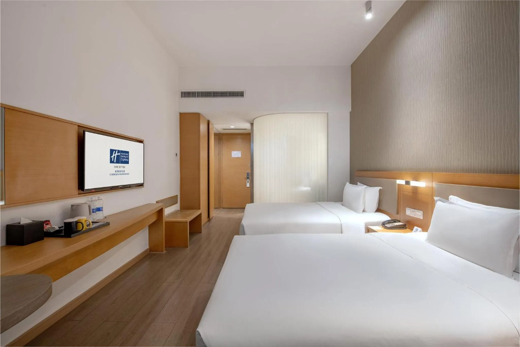 Photo of the whole room, Bed in Holiday Inn Express Chengdu Huanhuaxi by IHG-Near Jinsha Site Musem,Near Wuhou Temple Museum,Welcome drinks,Free gym,Free self-service laundry