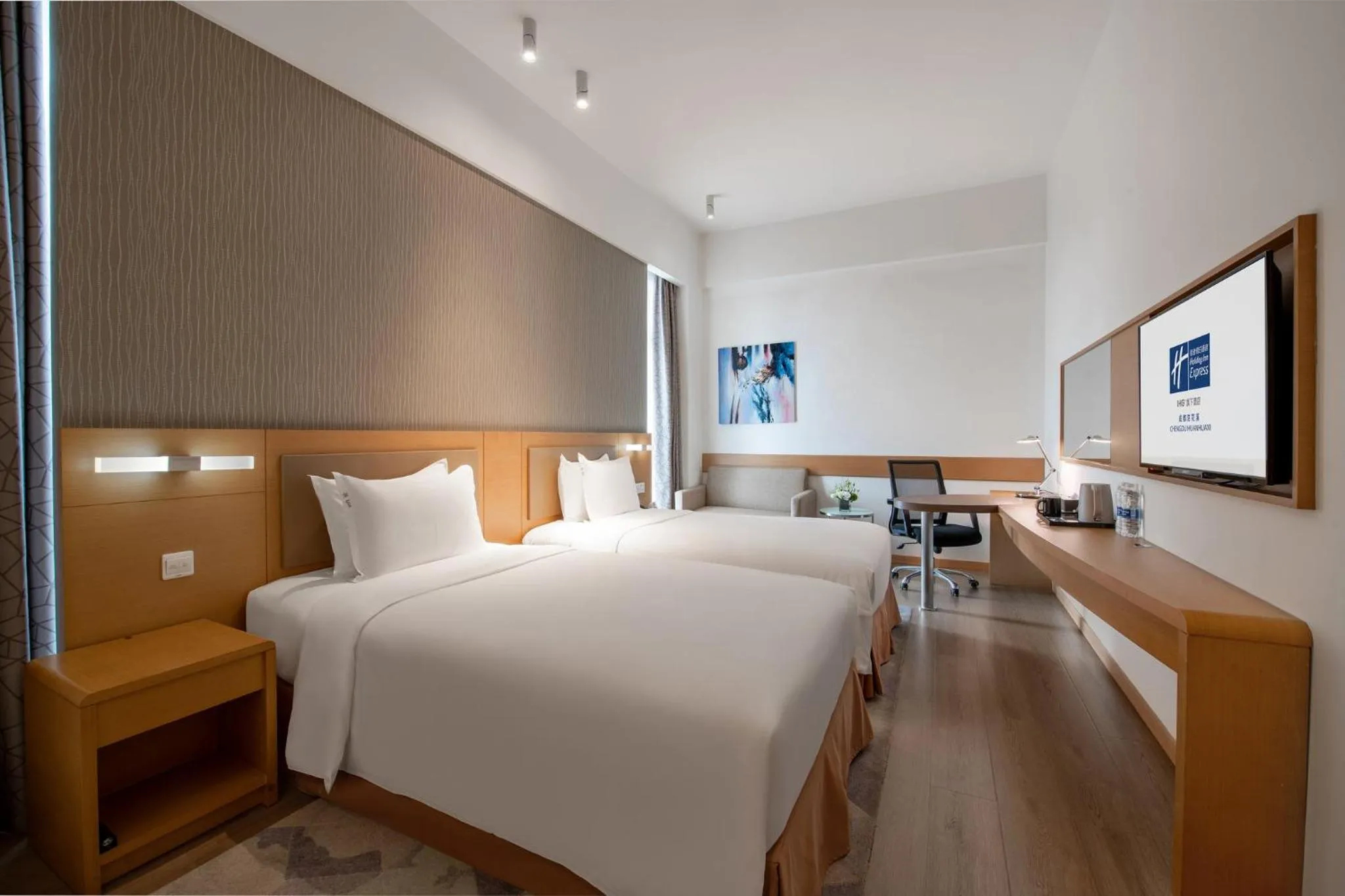 Photo of the whole room, Bed in Holiday Inn Express Chengdu Huanhuaxi by IHG-Near Jinsha Site Musem,Near Wuhou Temple Museum,Welcome drinks,Free gym,Free self-service laundry