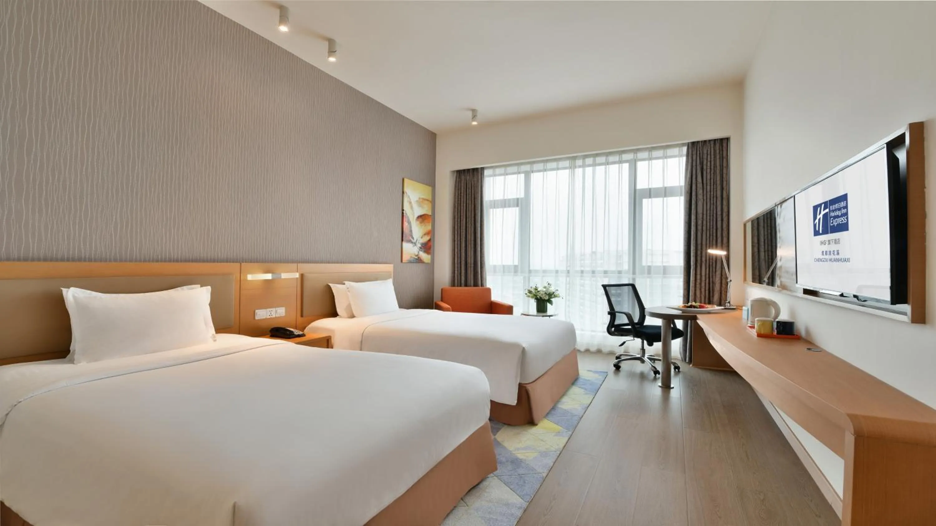 Photo of the whole room, Bed in Holiday Inn Express Chengdu Huanhuaxi by IHG-Near Jinsha Site Musem,Near Wuhou Temple Museum,Welcome drinks,Free gym,Free self-service laundry